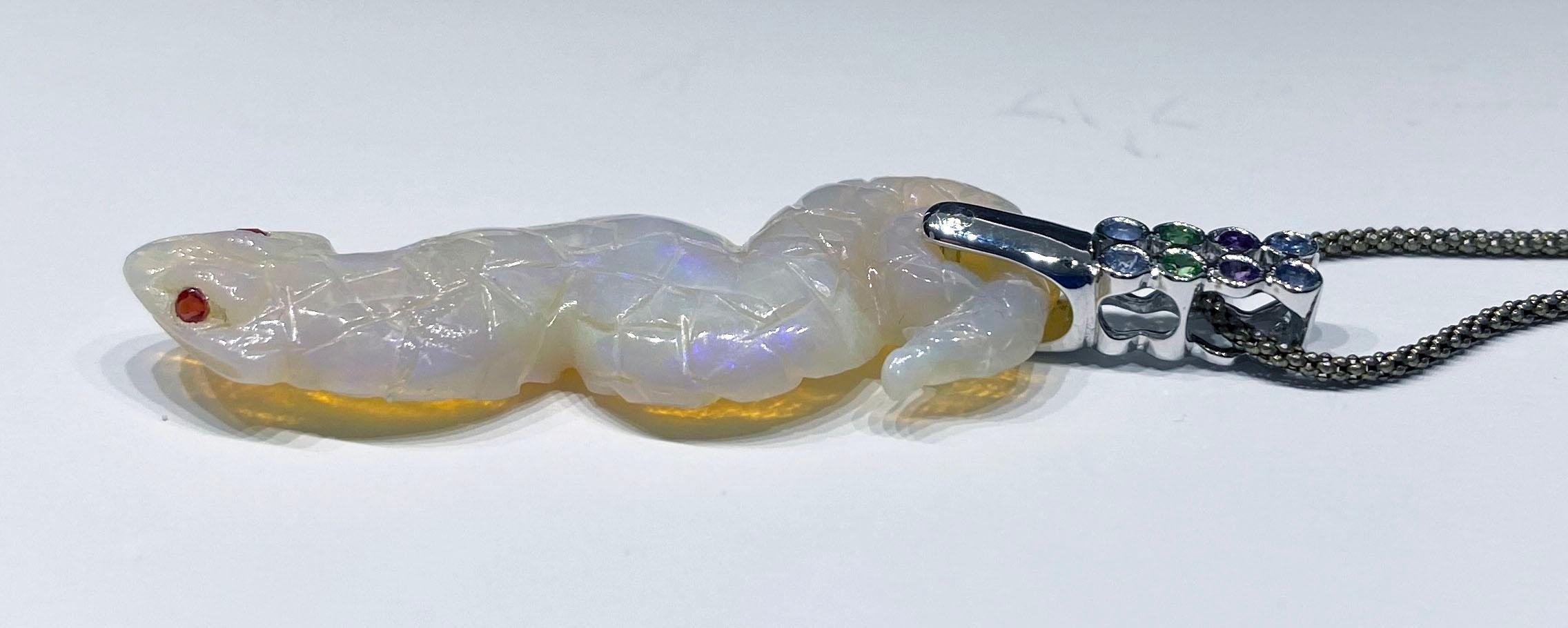 Opal-Schlangenanhänger aus 18 Karat Weißgold mit mehrfarbigen Saphiren im Angebot 3