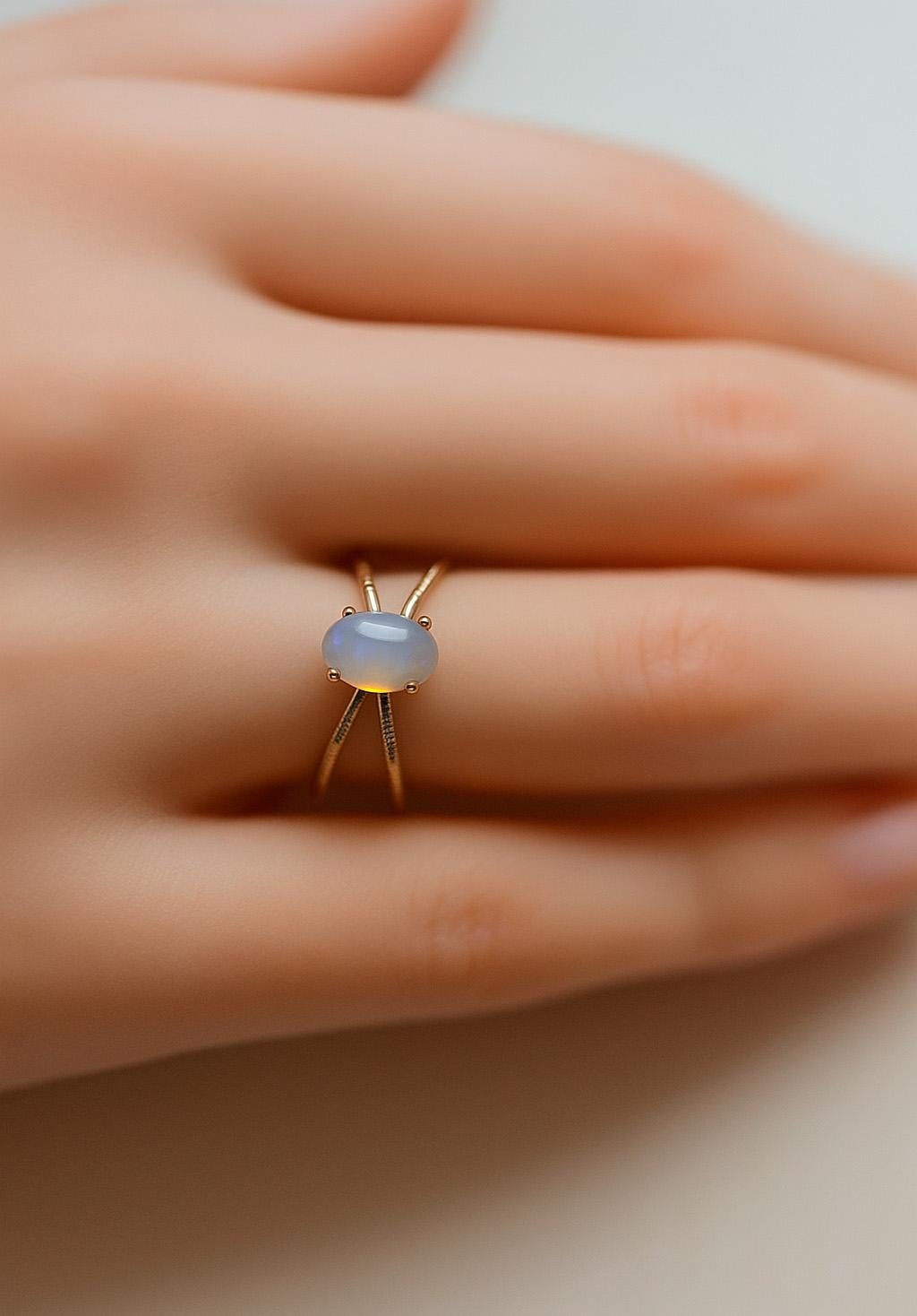 in vendita:  Anello Opale a Spirale, Anello Opale Cabochon Ovale, Anello Opale in Oro 10