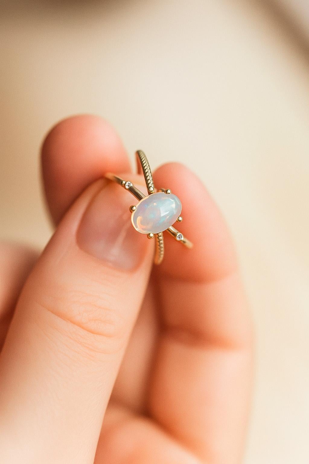 in vendita:  Anello Opale a Spirale, Anello Opale Cabochon Ovale, Anello Opale in Oro 2