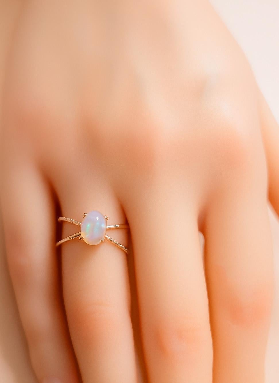 in vendita:  Anello Opale a Spirale, Anello Opale Cabochon Ovale, Anello Opale in Oro 9