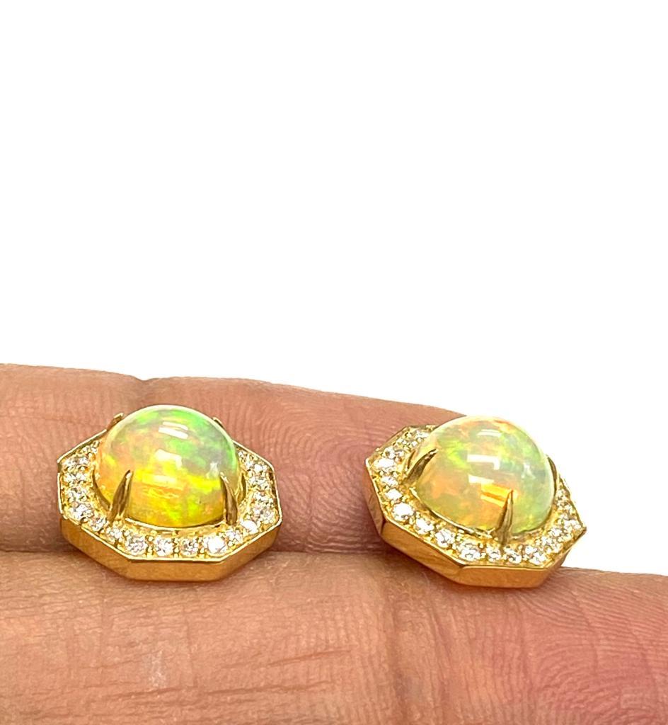 Taille ronde Clous d'oreilles Goshwara en opale et diamants en vente
