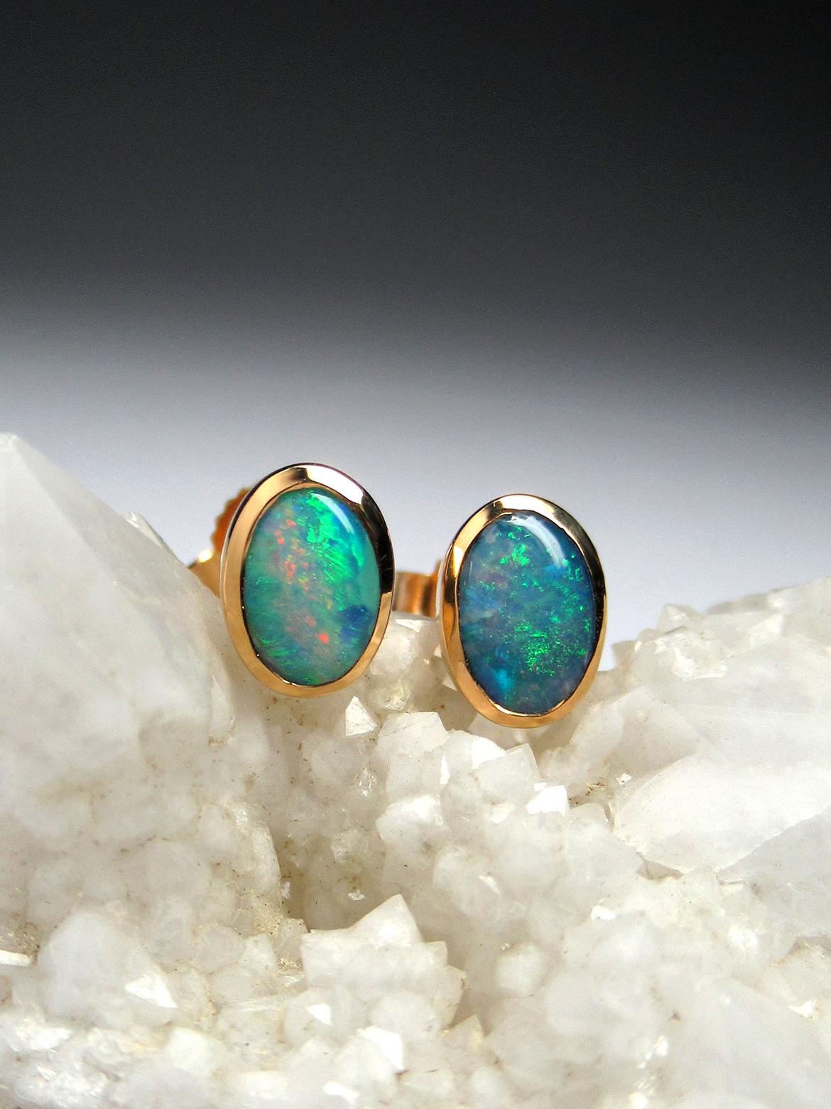 18K yellow gold stud earrings with bright Black Opal 
gemstone origin - Australia
gem size is 5 x 7 mm
opals weight - 0.55 carat
earrings weight - 1.1 grams
ref No 2459

Worldwide shipping from Berlin, Germany. Prices include all taxes, valid in