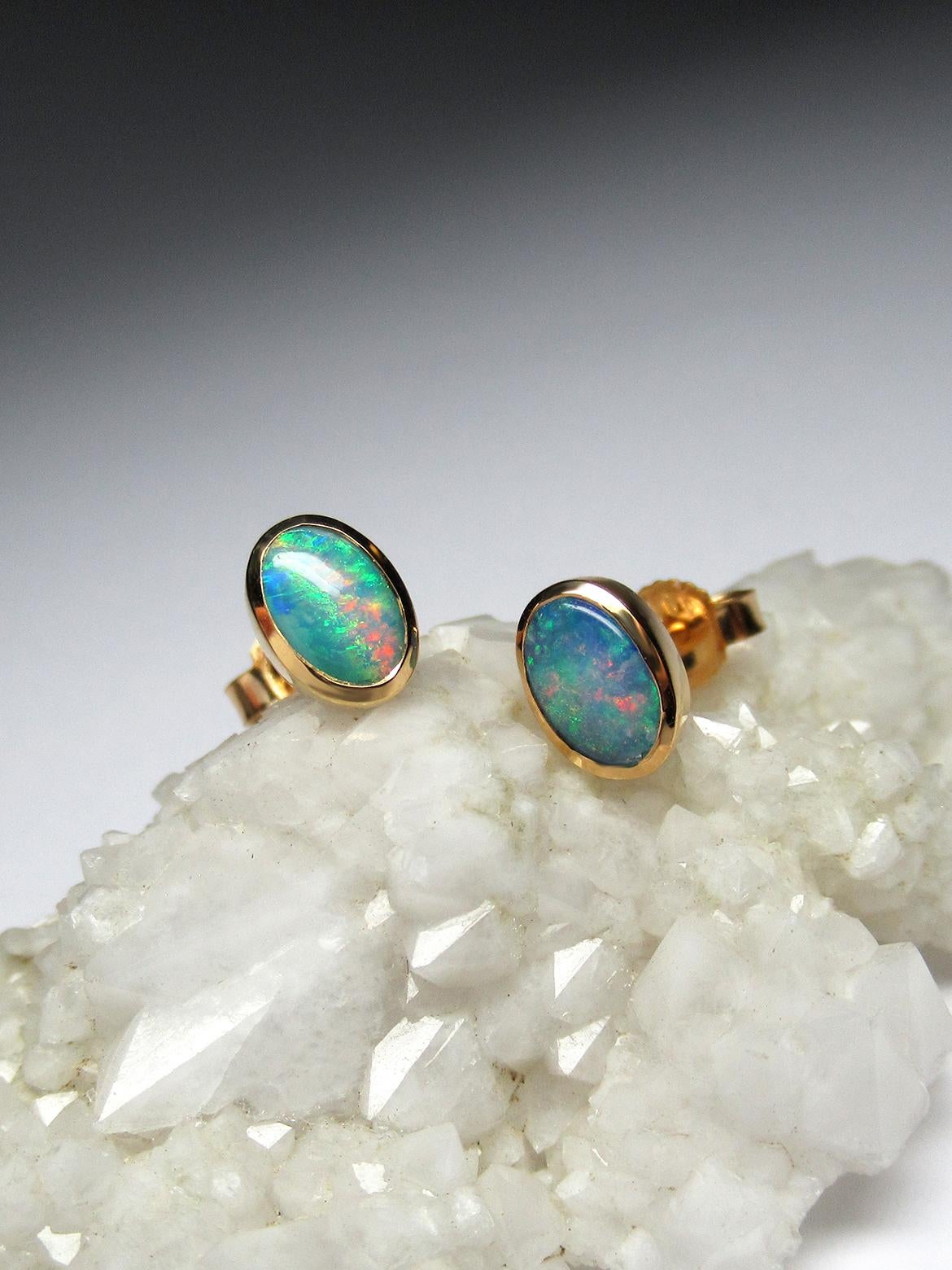 Opal Studs 18K Gold Earrings Natural Australian Opal In New Condition For Sale In Berlin, DE