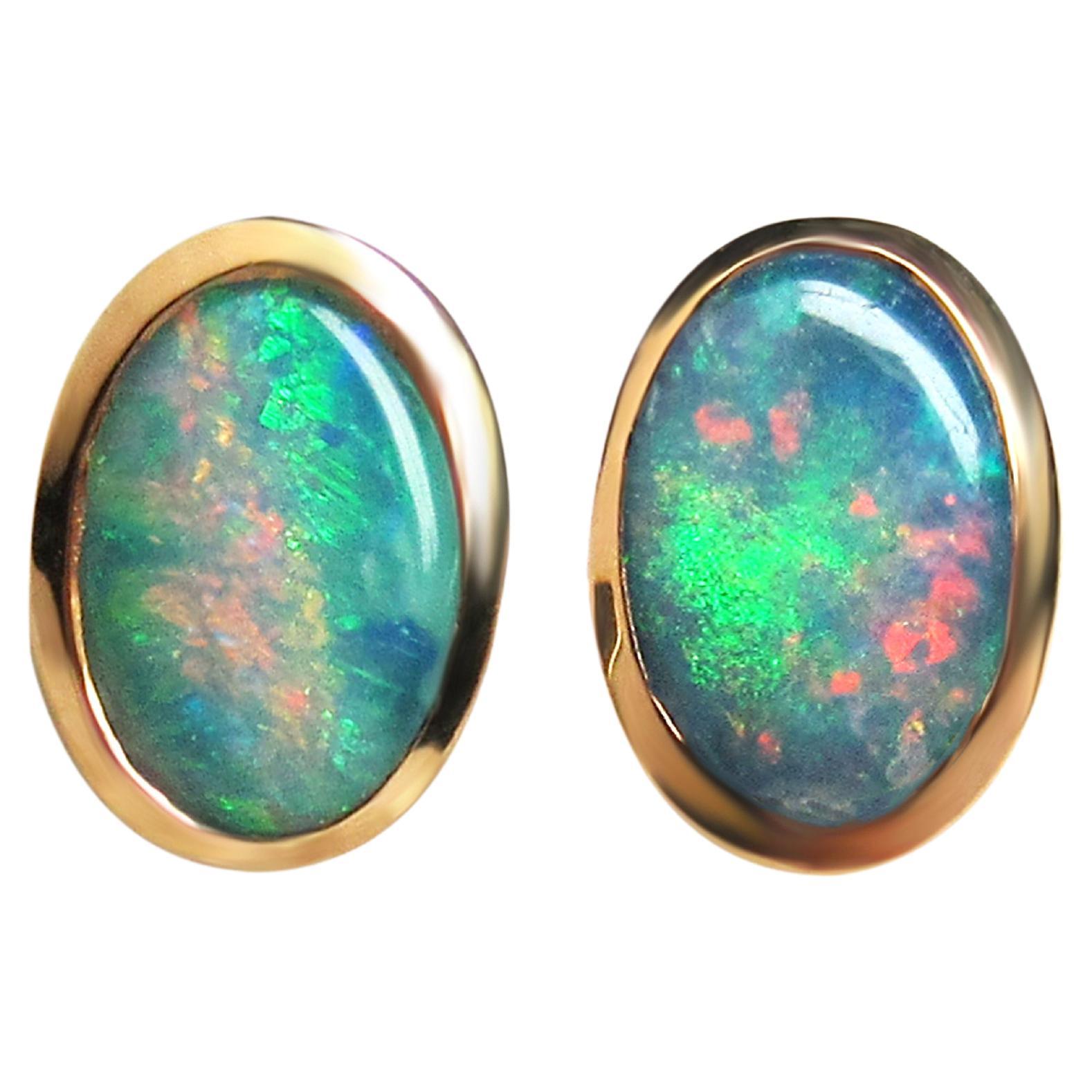 Clous d'oreilles en or 18 carats avec opale australienne naturelle
