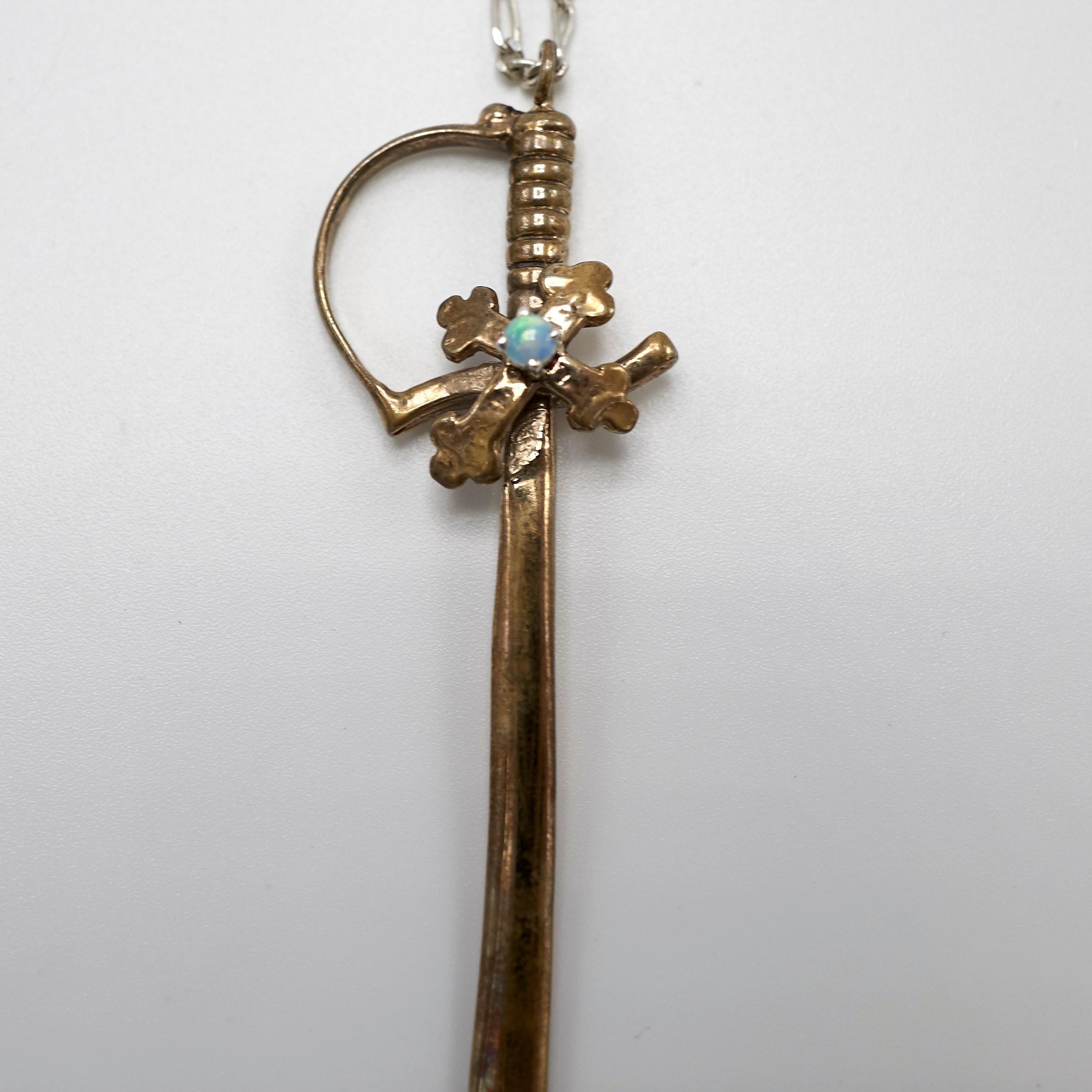 Épée d'opale  Collier à chaîne en bronze rempli d'or J Dauphin

Fabriqué à la main à Los Angeles

Disponible pour une livraison immédiate