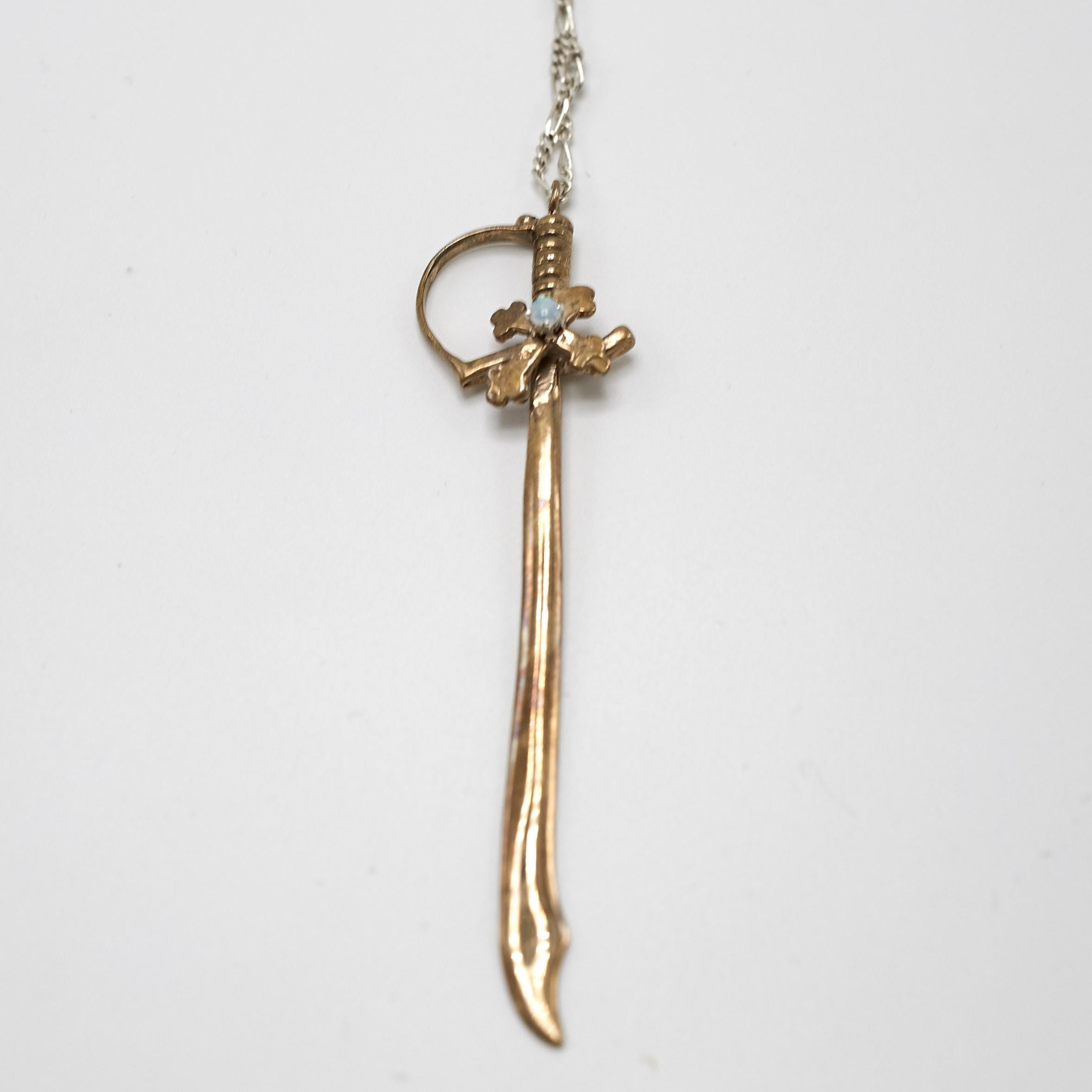 Contemporain J Dauphin Collier à chaîne remplie d'or et d'opales en forme de sabre en bronze en vente