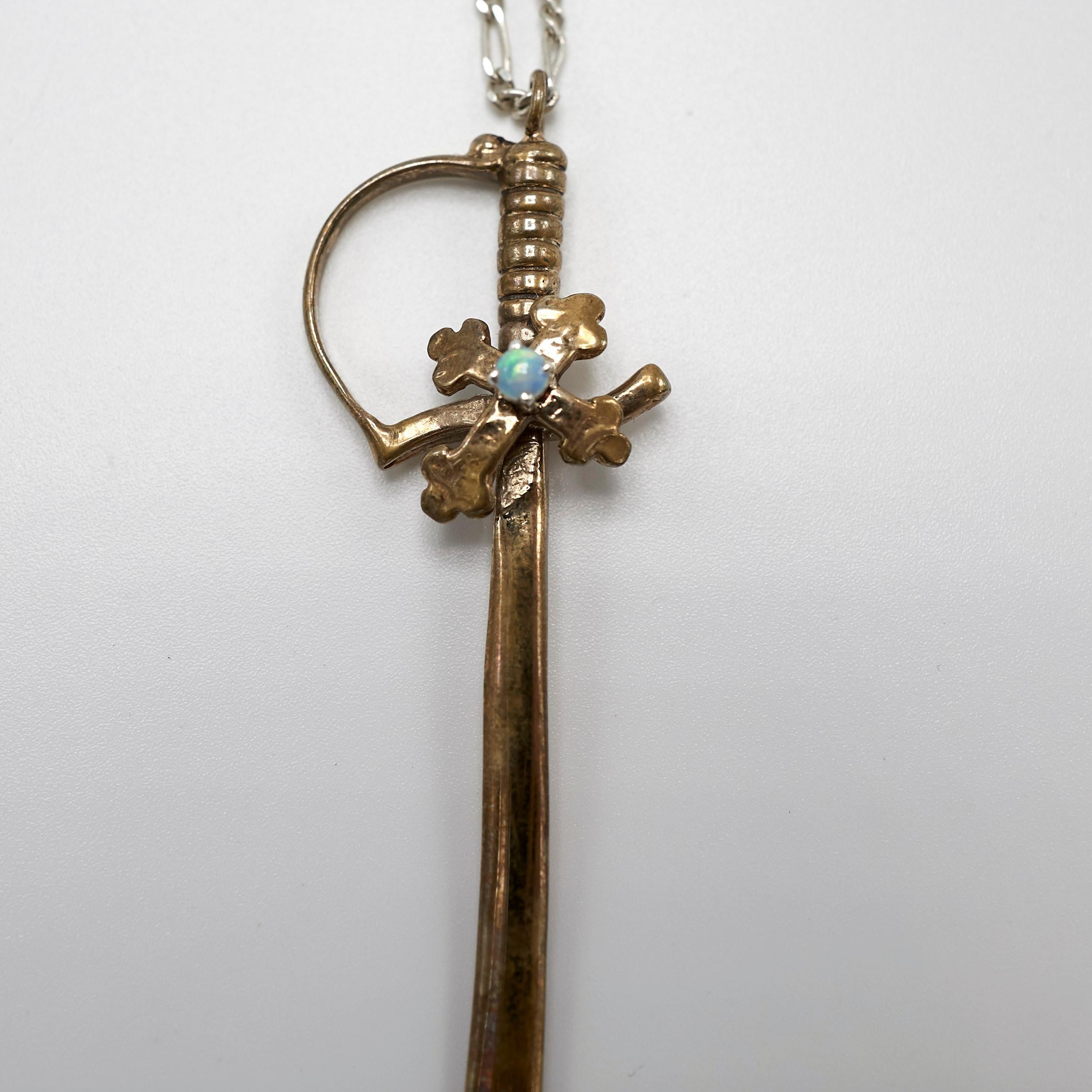 Taille ronde J Dauphin Collier à chaîne remplie d'or et d'opales en forme de sabre en bronze en vente