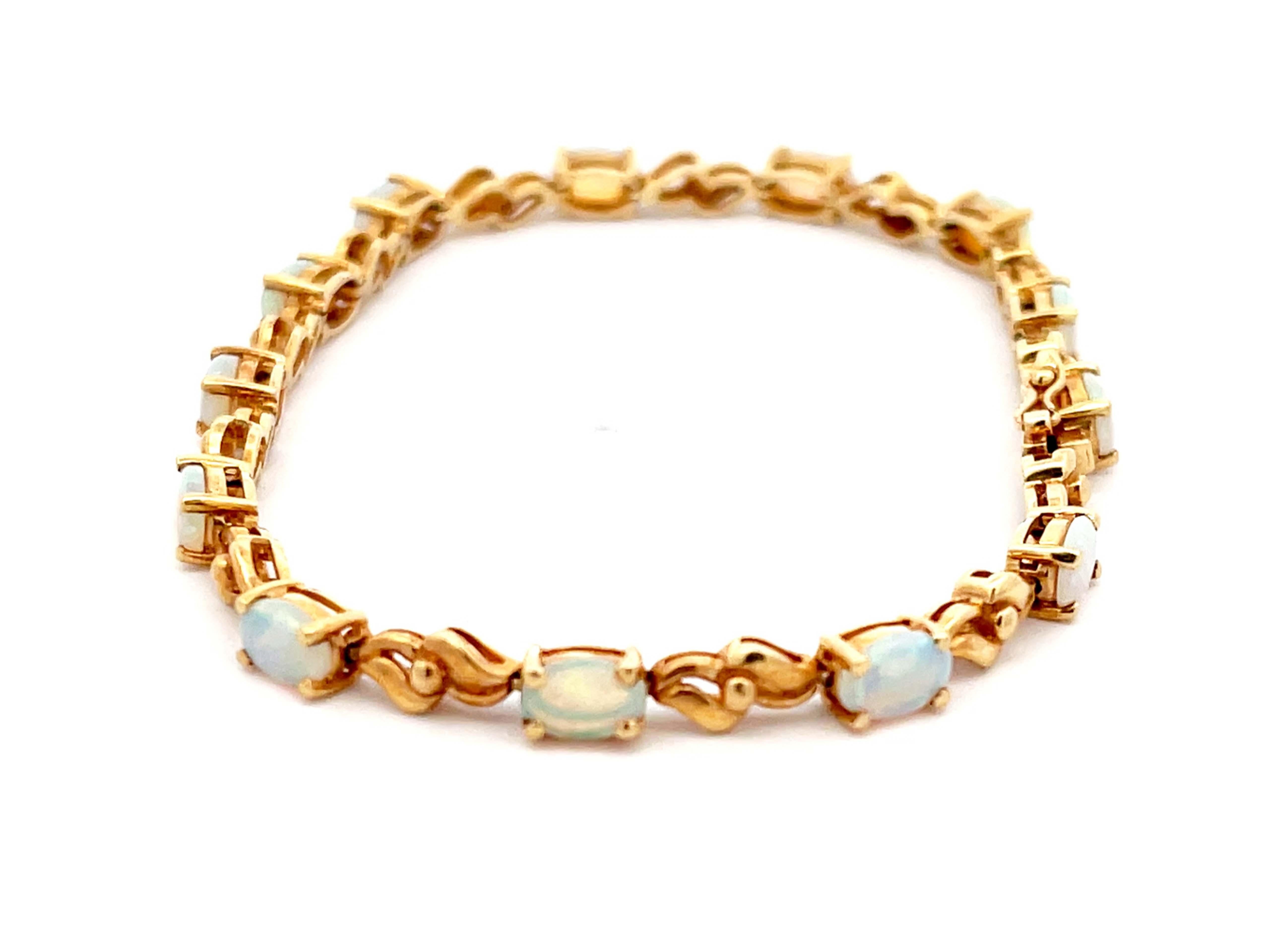 Taille ovale Bracelet tennis en or jaune 14 carats et opale en vente