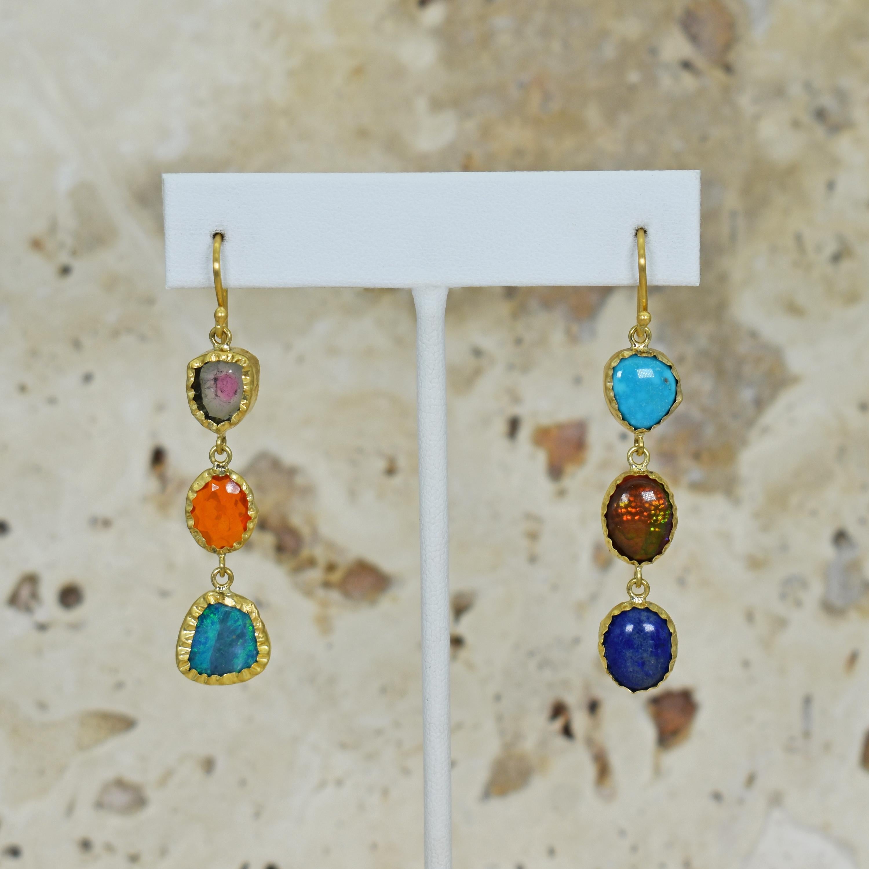 Contemporain Boucles d'oreilles pendantes en or 22 carats avec opale, tourmaline et turquoise en vente