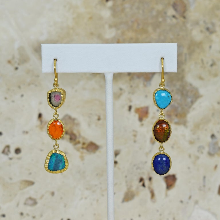 Boucles d'oreilles pendantes en or 22 carats avec opale, tourmaline et  turquoise - En vente sur 1stDibs