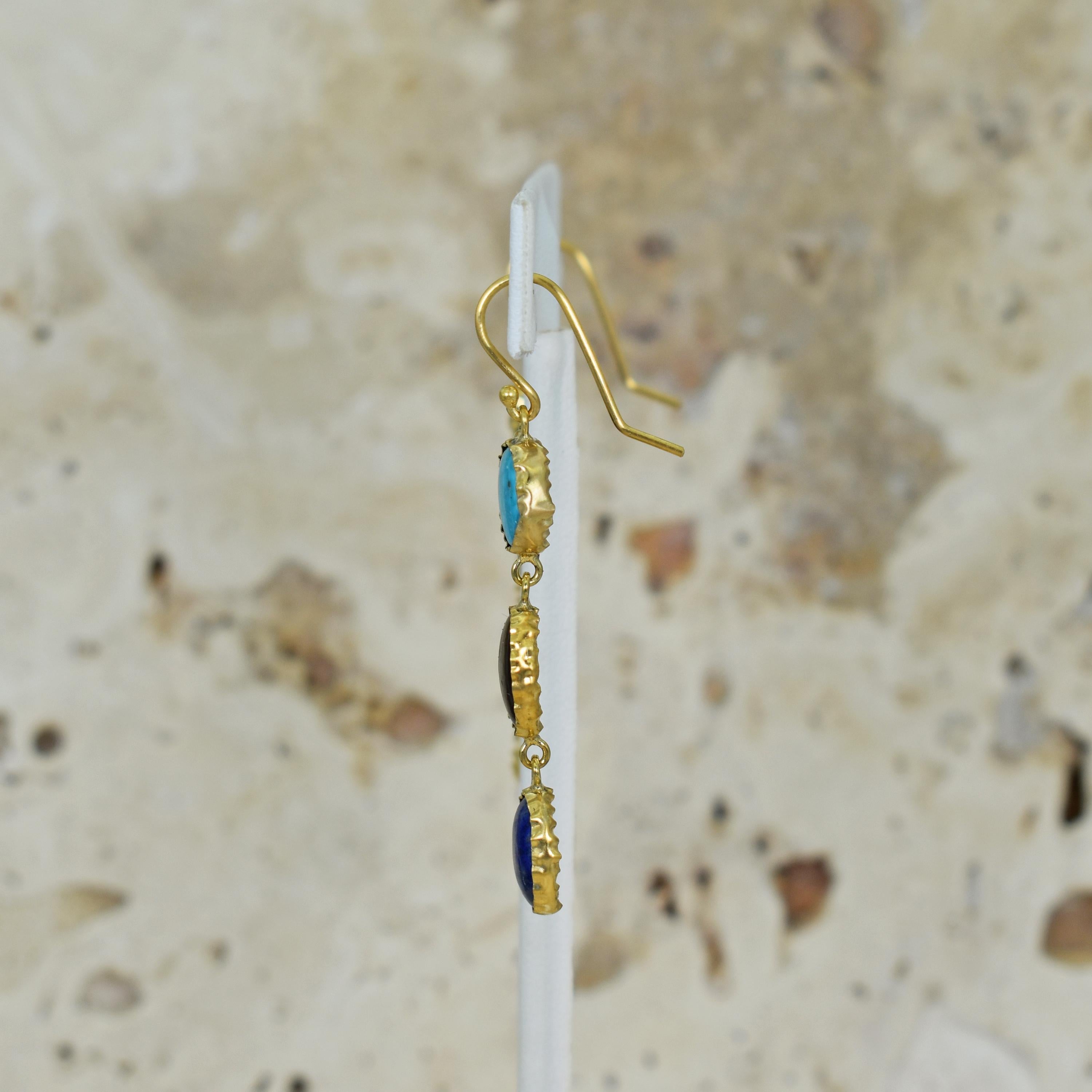 Taille cabochon Boucles d'oreilles pendantes en or 22 carats avec opale, tourmaline et turquoise en vente
