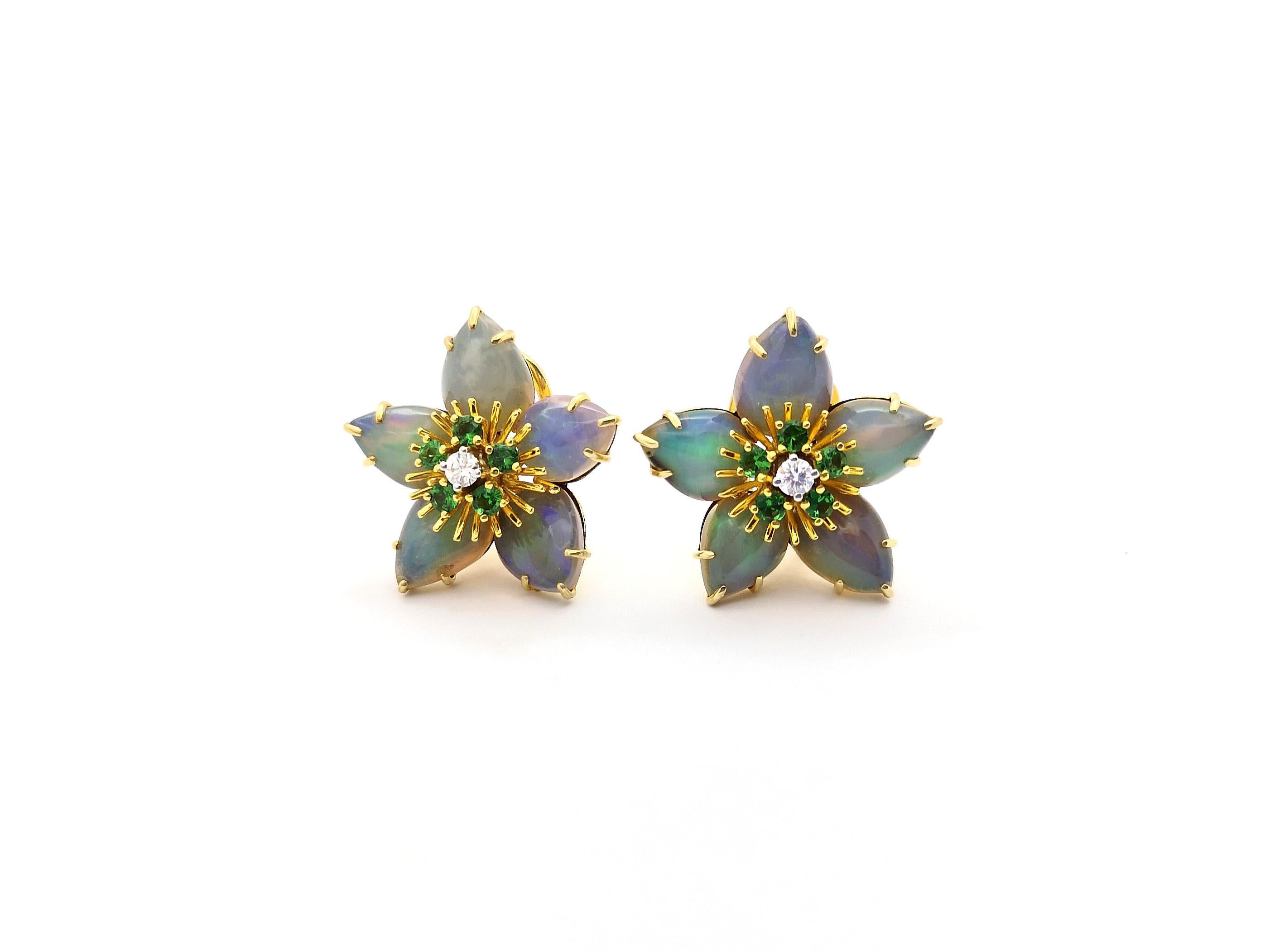 Opal, Tsavorite and Diamond Star Earrings set in 18K Gold Settings In New Condition For Sale In Bangkok, TH