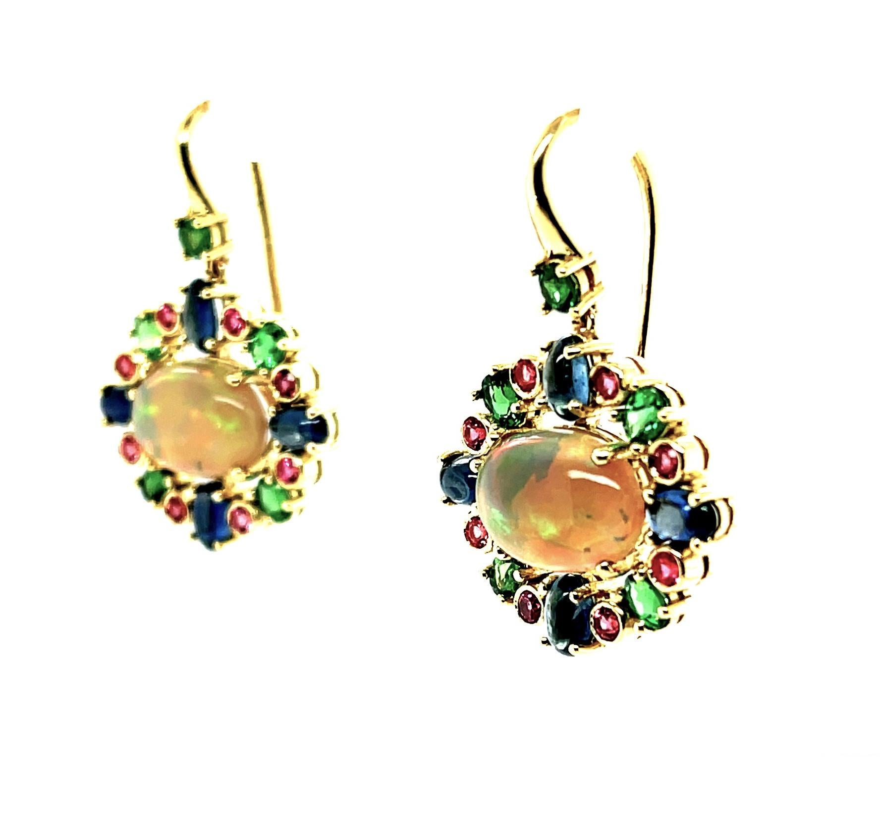 Taille cabochon Boucles d'oreilles en or jaune avec opale, tsavorite, spinelle rose et saphir bleu en vente