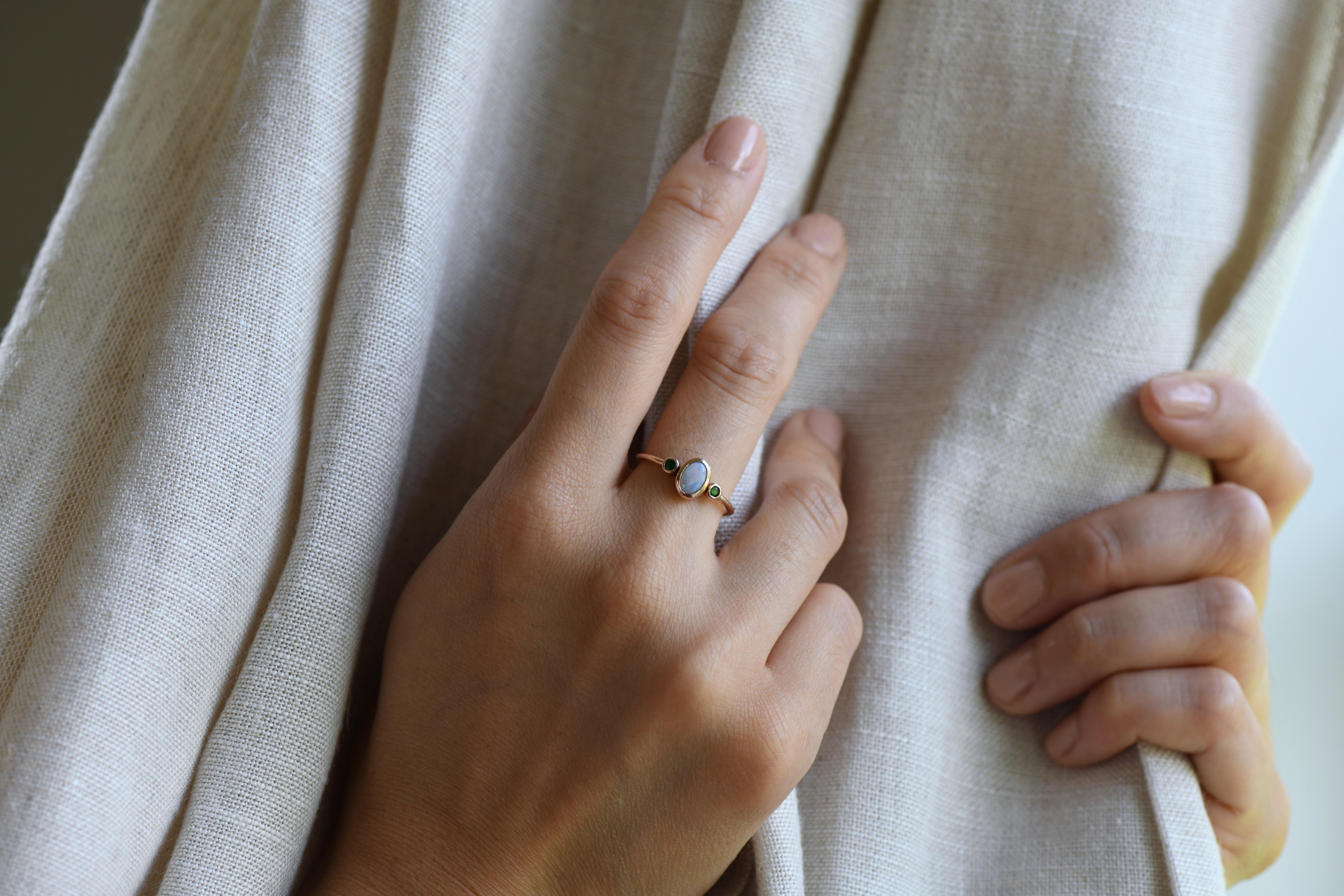 Cabujón de ópalo auténtico con dos detalles de granate tsavorita.
Anillo personalizable
Este ópalo blanco nacarado simboliza a una madre con dos hijos. Piedra de nacimiento personalizable disponible.
Oro macizo de 14 quilates con piedras preciosas