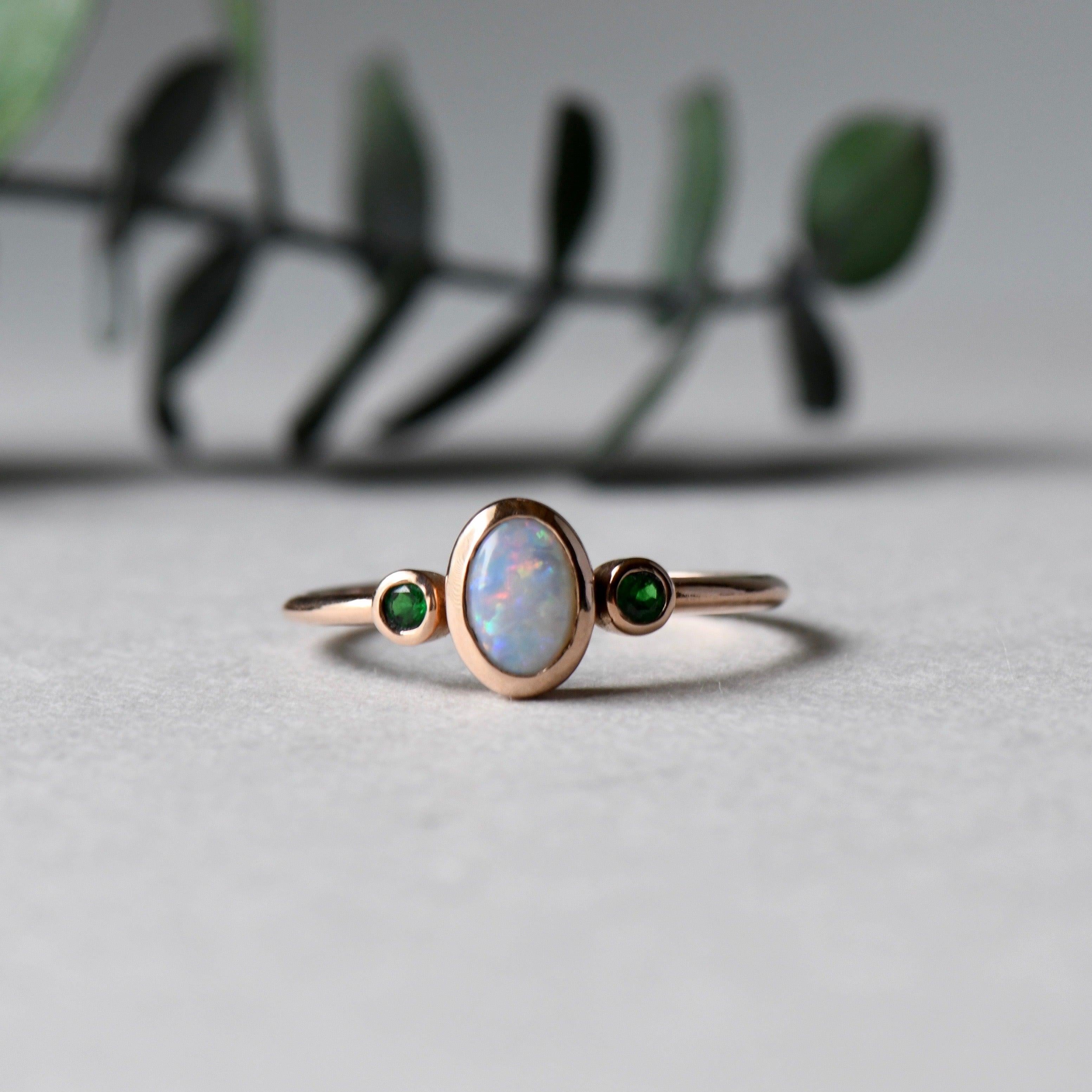 En venta: Anillo Tres Piedras Ópalo Tsavorita Granate  3