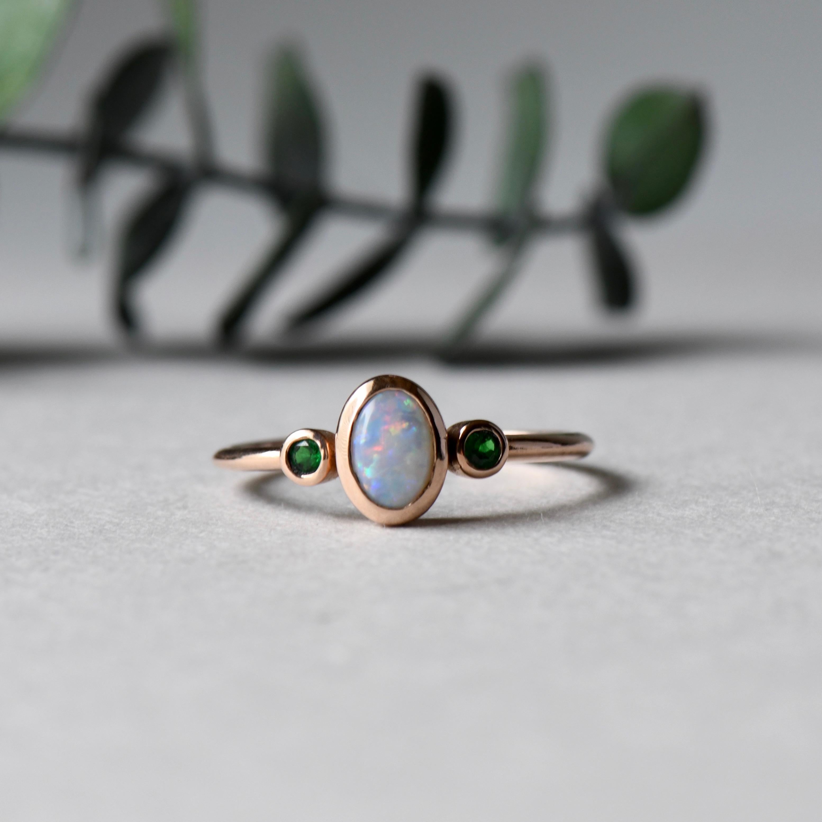 Anillo Tres Piedras Ópalo Tsavorita Granate Contemporáneo en venta