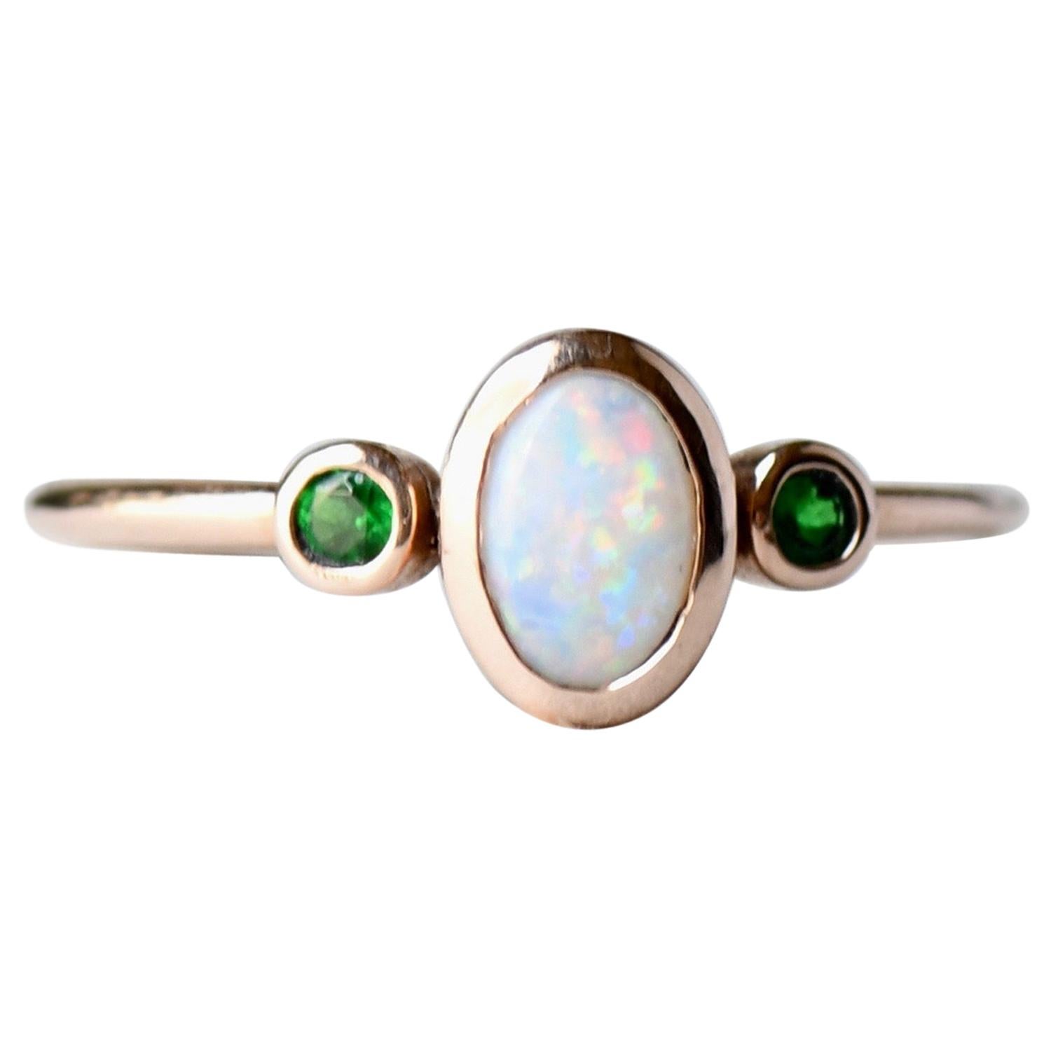 Bague à trois pierres opale tsavorite grenat en vente