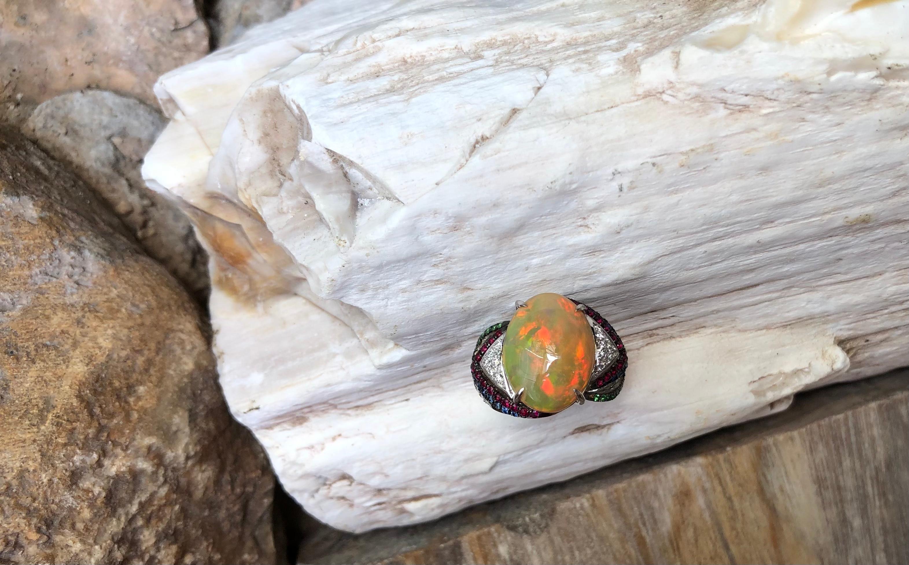 Bague en or blanc 18 carats avec opale, tsavorite, rubis, saphir bleu et diamants en vente 8