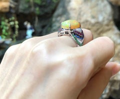 Anello con opale, tsavorite, rubino, zaffiro blu e diamante in oro bianco 18 carati
