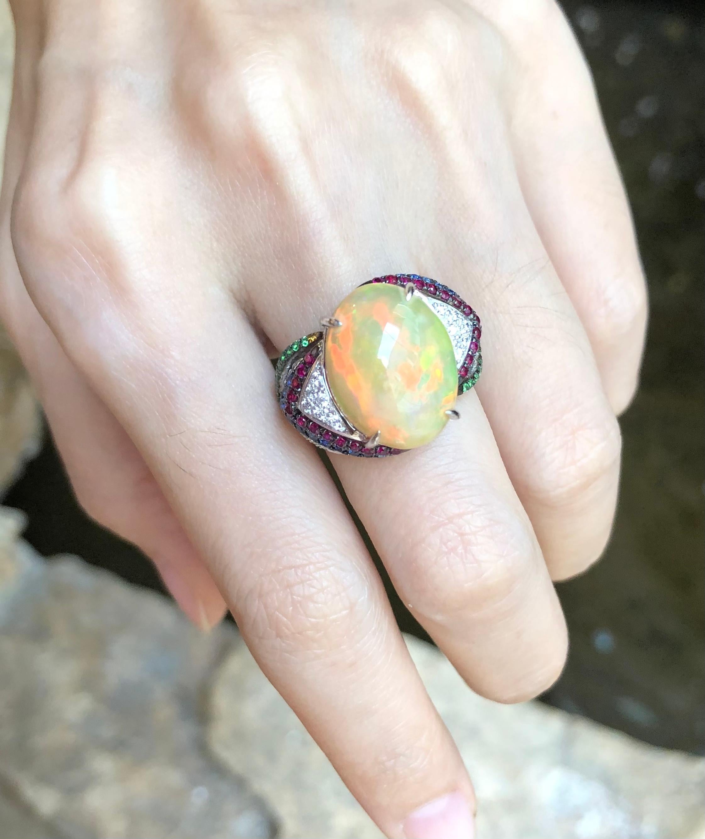 Taille mixte Bague en or blanc 18 carats avec opale, tsavorite, rubis, saphir bleu et diamants en vente