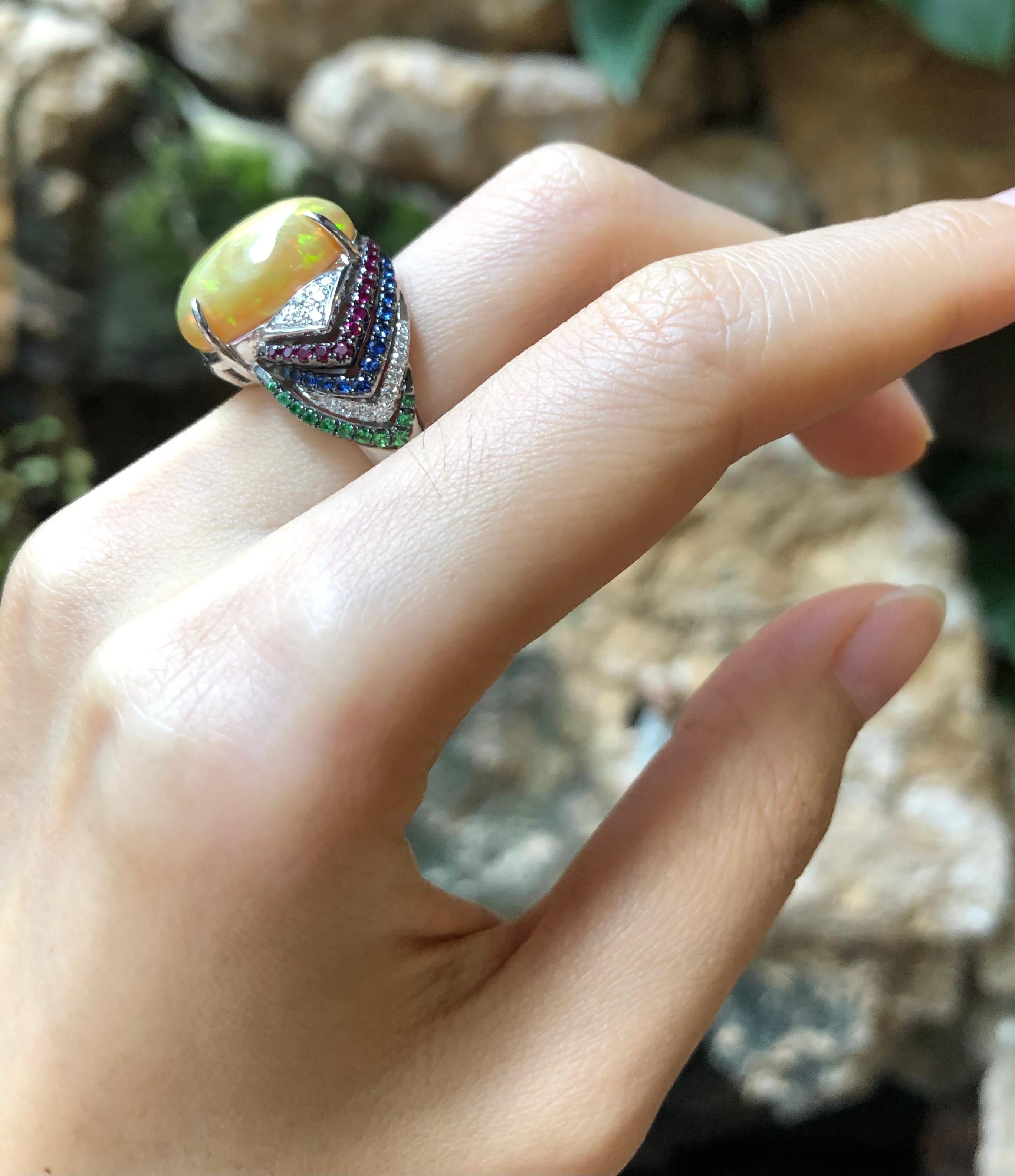 Bague en or blanc 18 carats avec opale, tsavorite, rubis, saphir bleu et diamants Neuf - En vente à Bangkok, TH