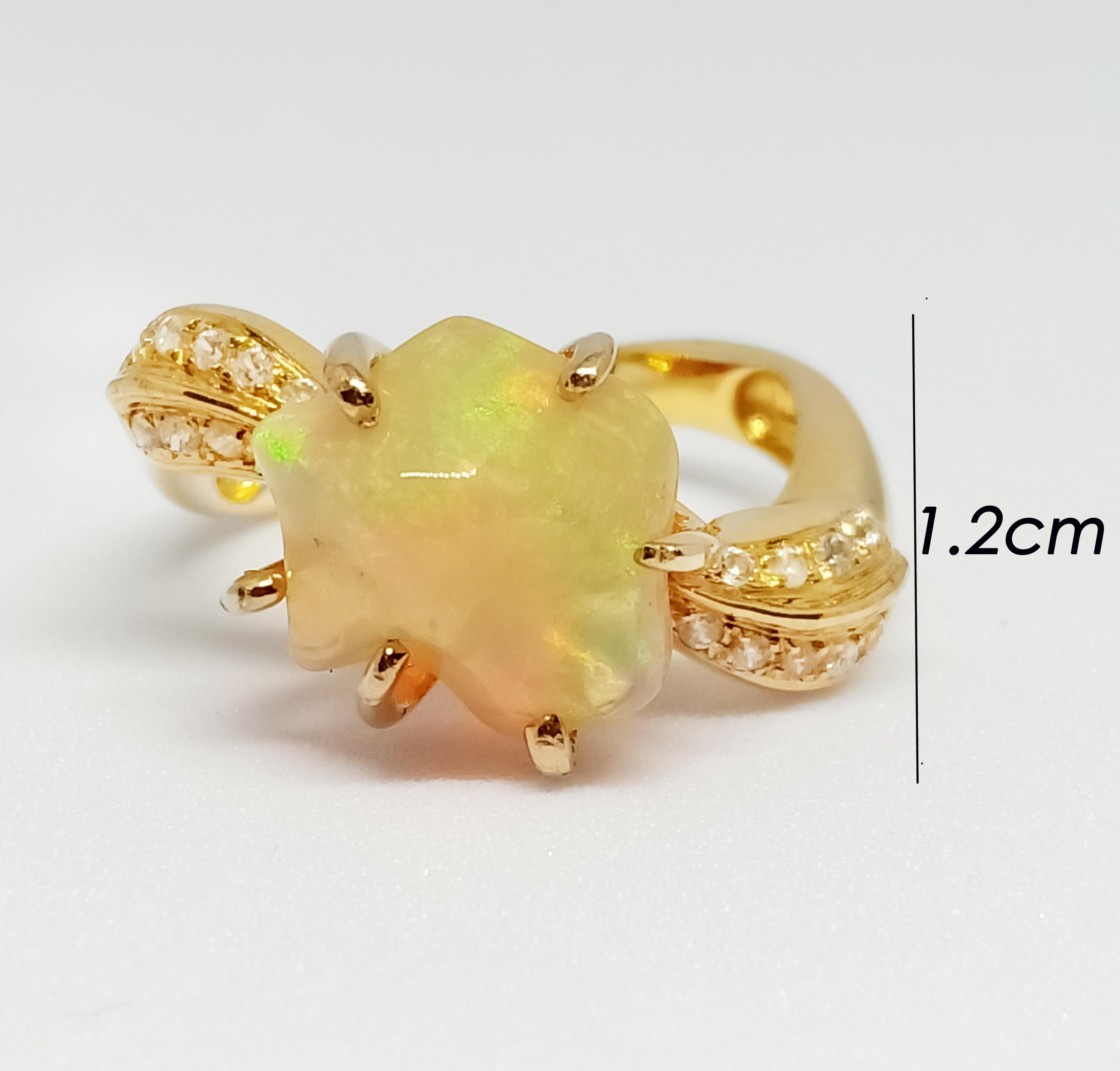 Opale Tumble, forma libera. 3,10 carati
Zircone bianco 18 pezzi.
Placcato in oro 18 carati Sopra l'argento sterling925
