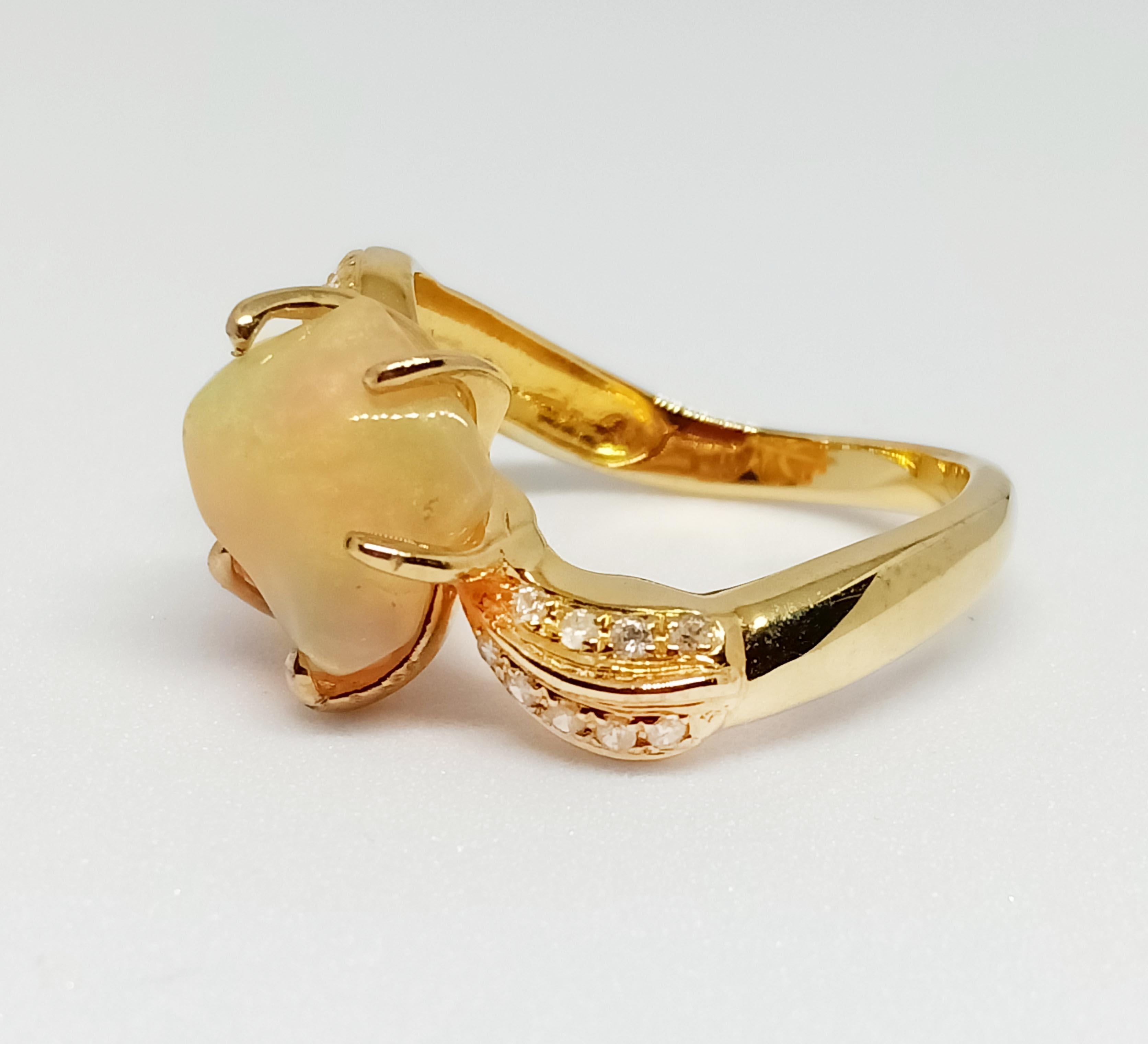 Opal Tumble (freie Form) Ring. 3,10 Karat mit weißem Zirkon (Art nouveau) im Angebot