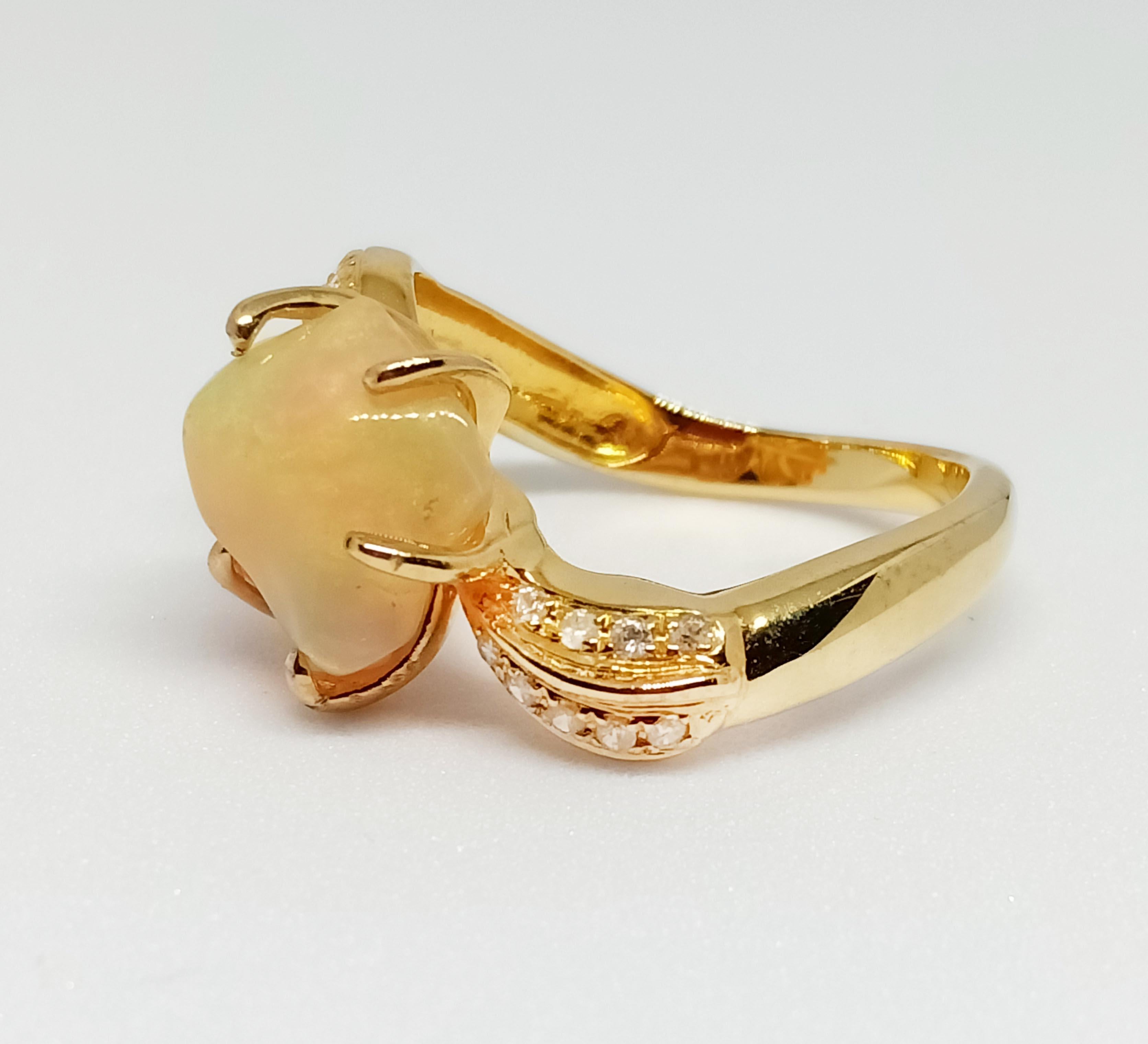 Art Nouveau Anello Opale Tumble (forma libera). 3,10 carati con zircone bianco Whiting in vendita