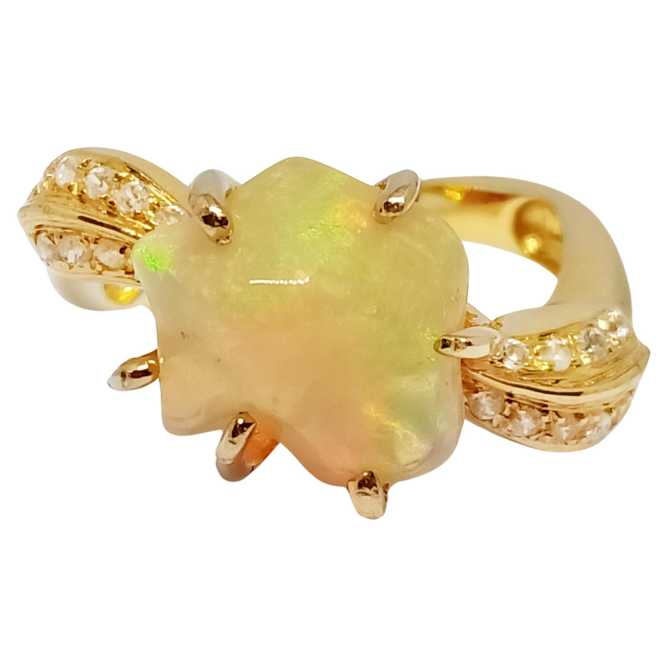 Opal Tumble (freie Form) Ring. 3,10 Karat mit weißem Zirkon