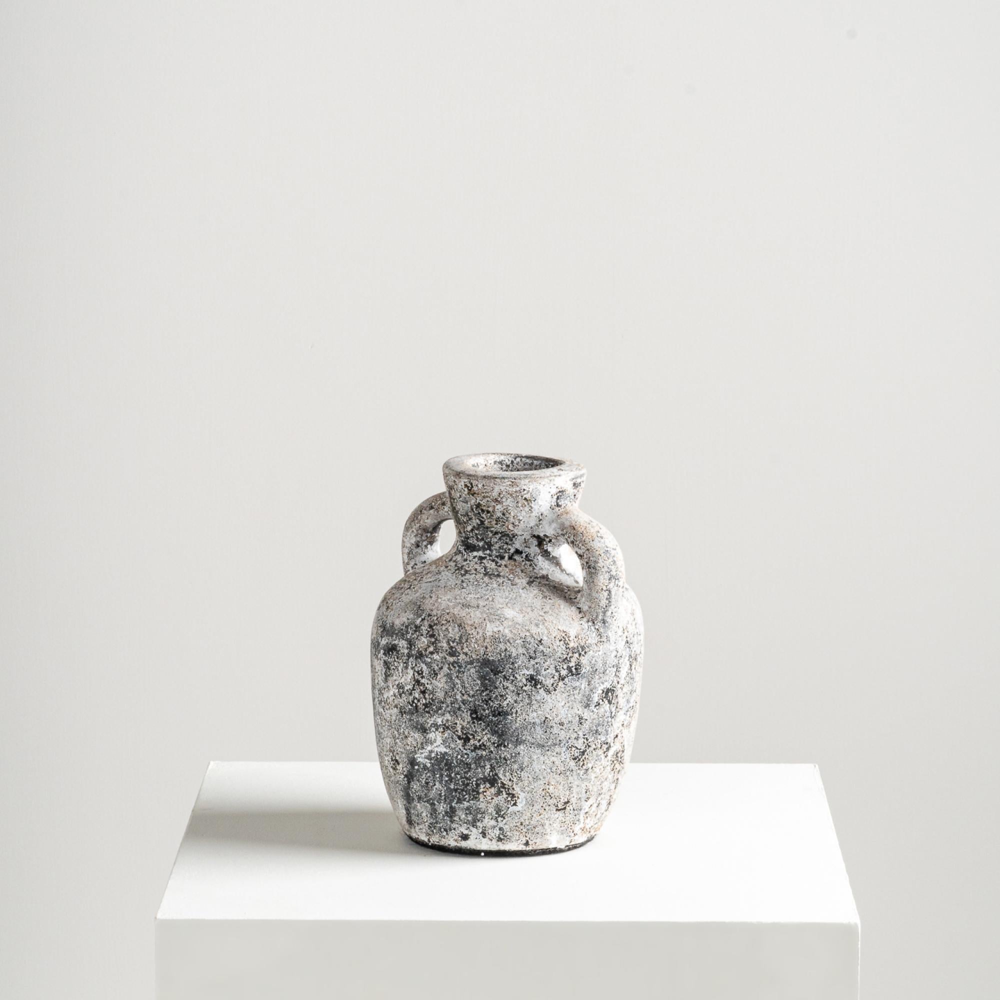 Il vaso Opal vanta un fascino senza tempo con una texture anticata e un'allure rustica, che mette in risalto la ricca lavorazione della terracotta. I toni della terra e i dettagli intriganti la rendono un'aggiunta classica al tuo spazio. Elegando lo