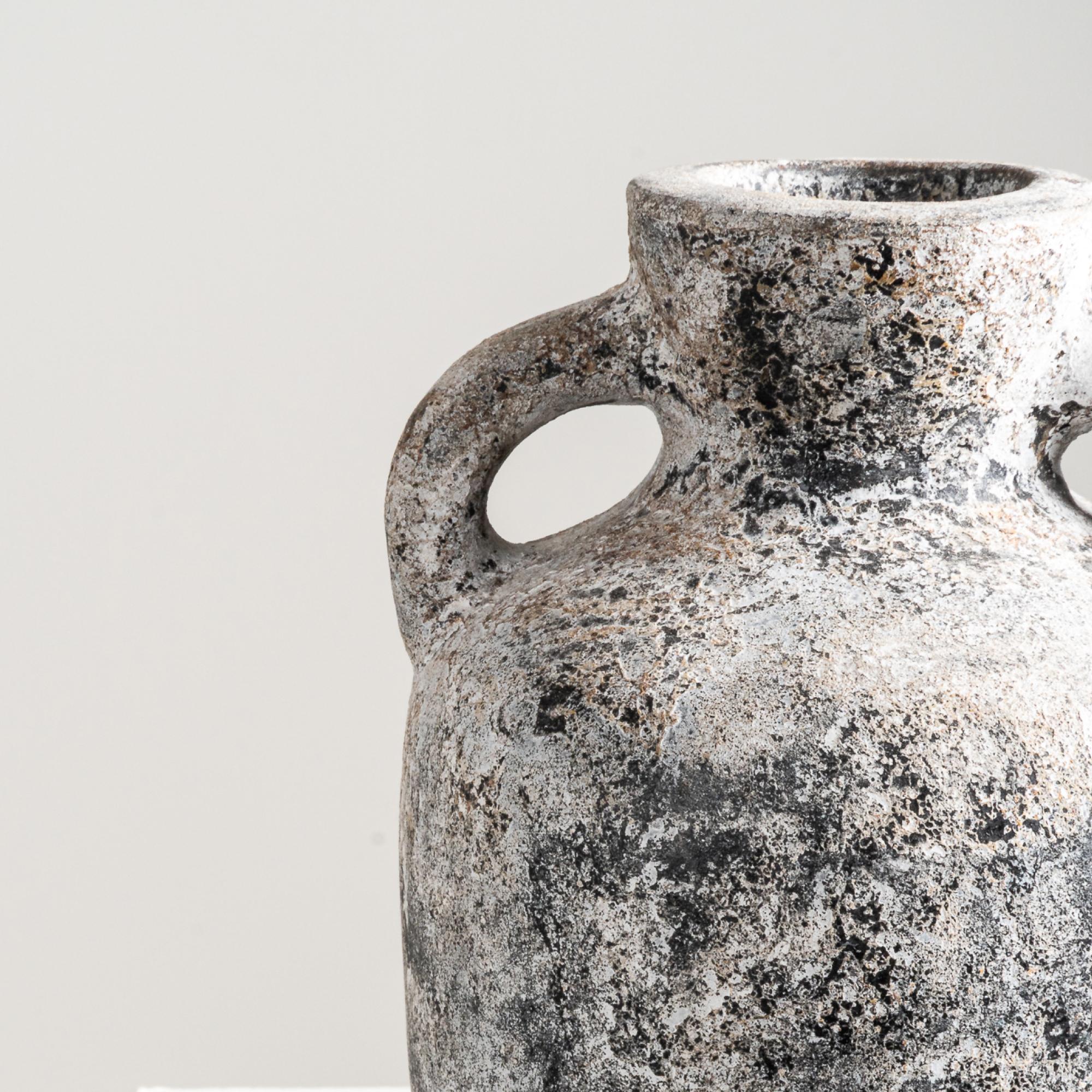 Fatto a mano Vaso Opal, Terracotta strutturata fatta a mano in grigio in vendita