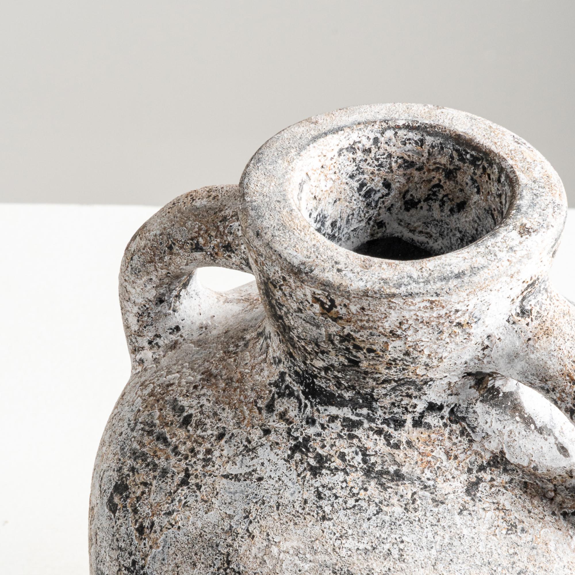 Vaso Opal, Terracotta strutturata fatta a mano in grigio In condizioni Nuovo in vendita a New York, US