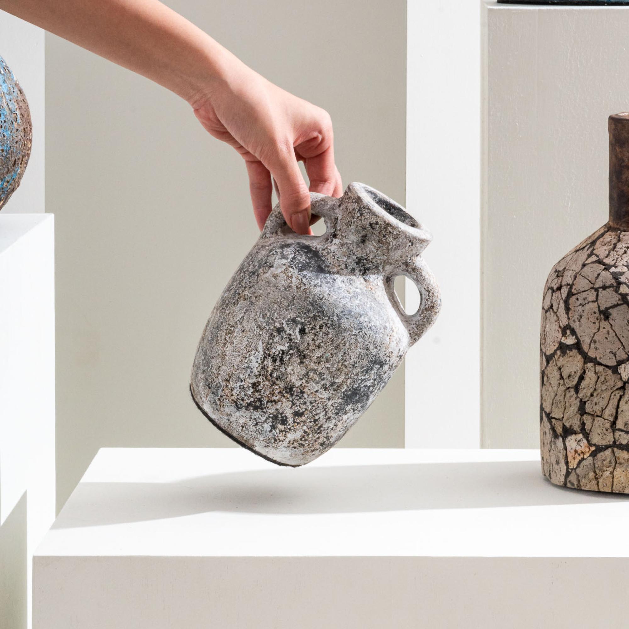 XXI secolo e contemporaneo Vaso Opal, Terracotta strutturata fatta a mano in grigio in vendita