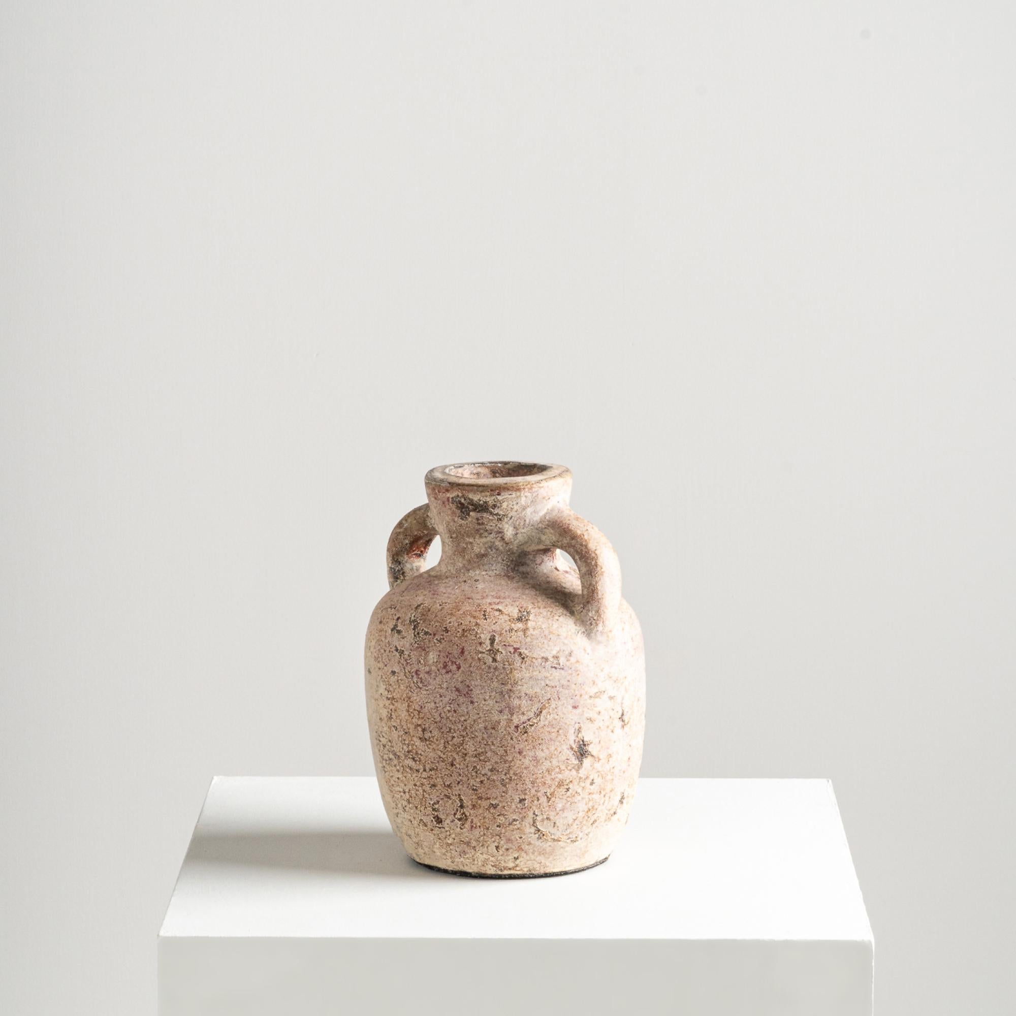 Il vaso Opal vanta un fascino senza tempo con una texture anticata e un'allure rustica, che mette in risalto la ricca lavorazione della terracotta. I toni della terra e i dettagli intriganti la rendono un'aggiunta classica al tuo spazio. Elegando lo