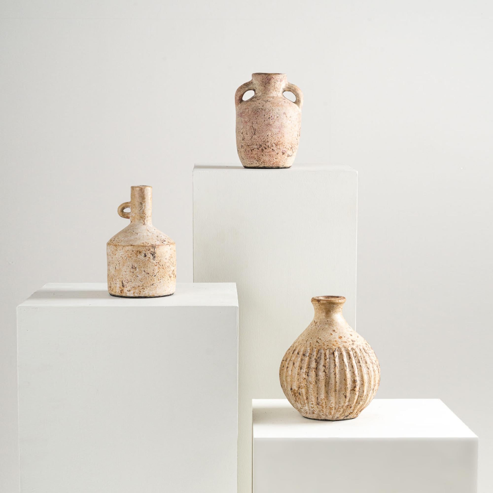 Vaso Opal, Terracotta strutturata fatta a mano in sabbia in vendita 1