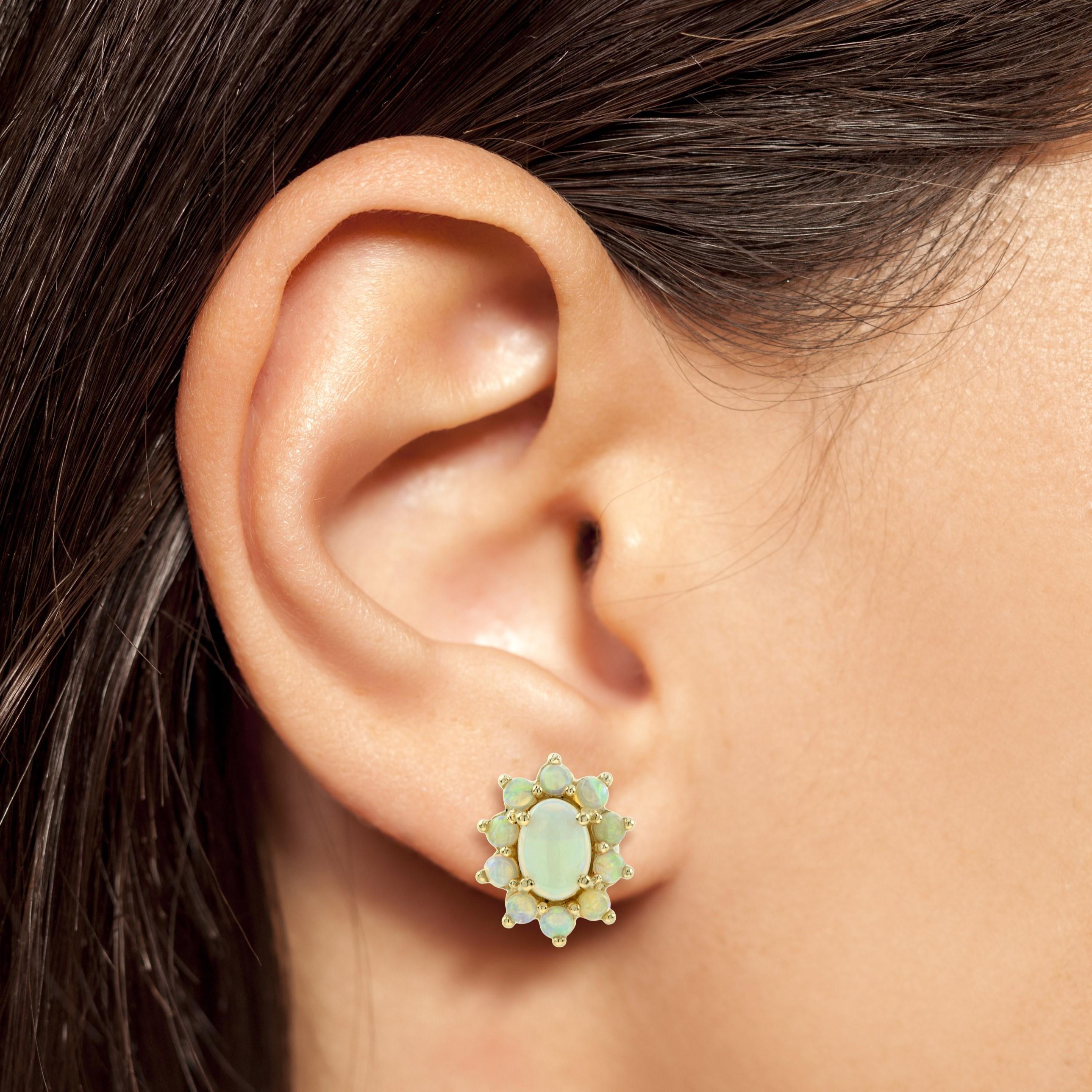 Ein hübsches Paar Opal-Cluster-Ohrringe mit viel Farbenspiel! Jeder Stein ist in 9-karätigem Weißgold gefasst und bildet ein wunderschönes Gesamtbild.
Zehn weiße Opale umgeben einen größeren Opal in der Mitte.

Ohrringe Informationen
Stil: Vintage