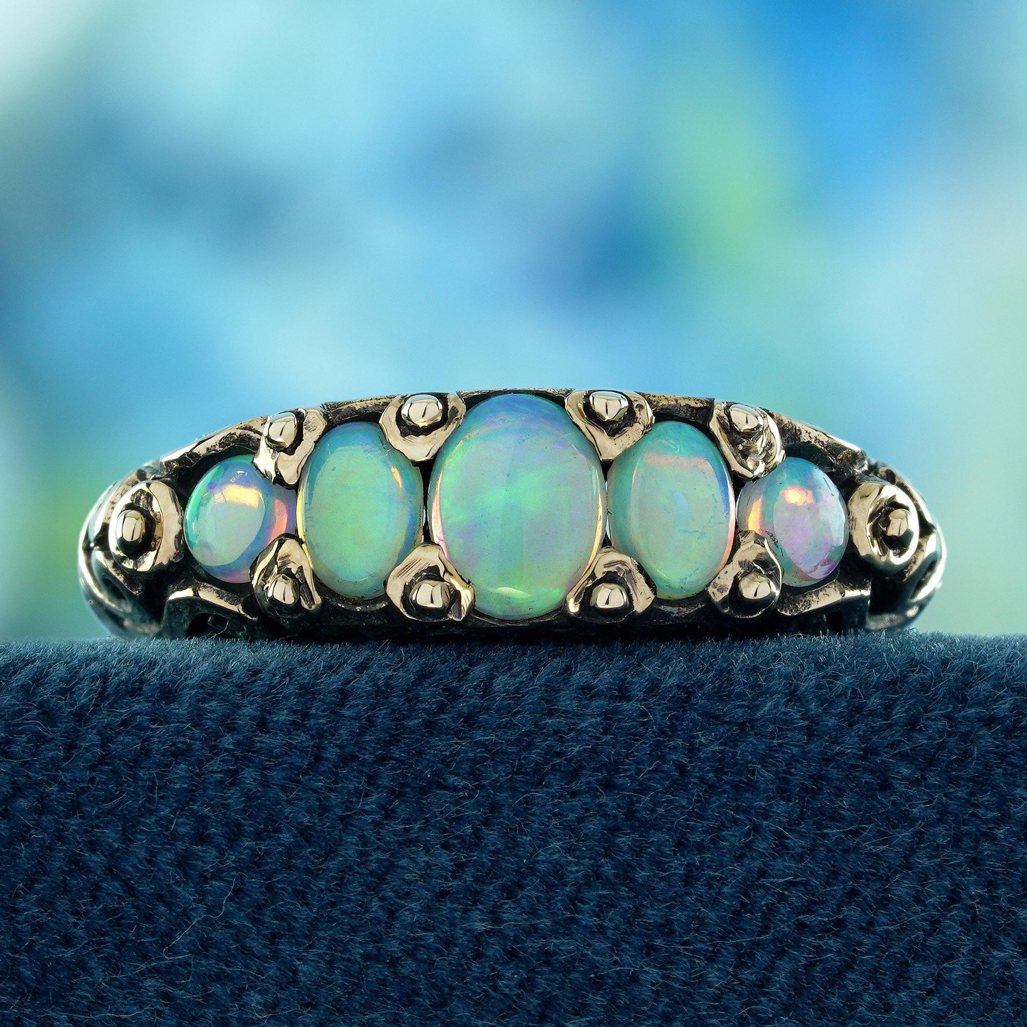 Una straordinaria fusione di mistero ed eleganza Scopri l'affascinante bellezza di questo anello in stile vintage con opale naturale e onice in oro giallo massiccio 9 carati. Un mix perfetto di pietre preziose e design classico: questo anello