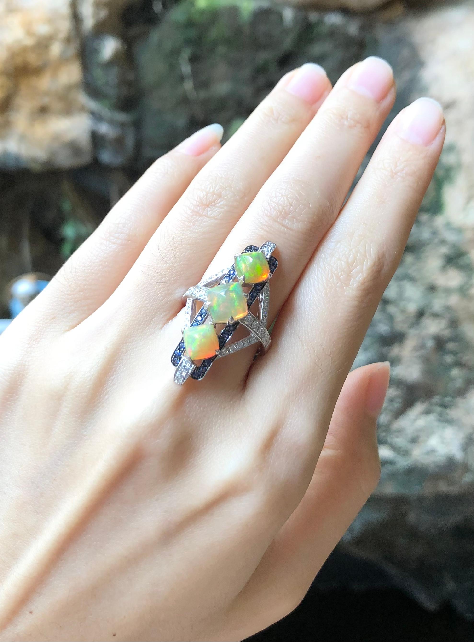 Ring mit Opal mit blauem Saphir und Diamant in 18 Karat Weißgoldfassung (Gemischter Schliff) im Angebot