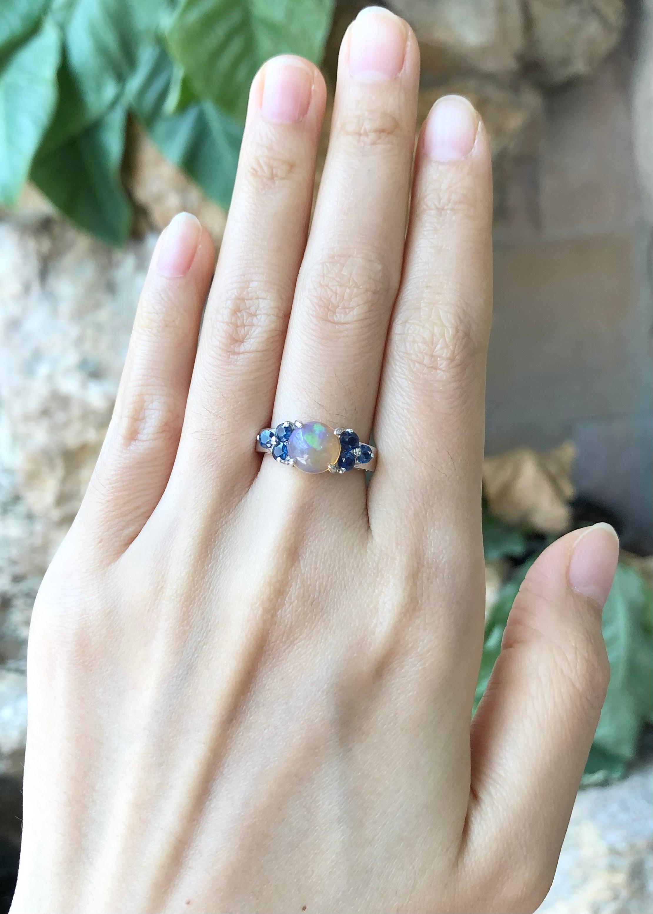 Ring mit blauem Opal und blauem Saphir in Silberfassung (Zeitgenössisch) im Angebot