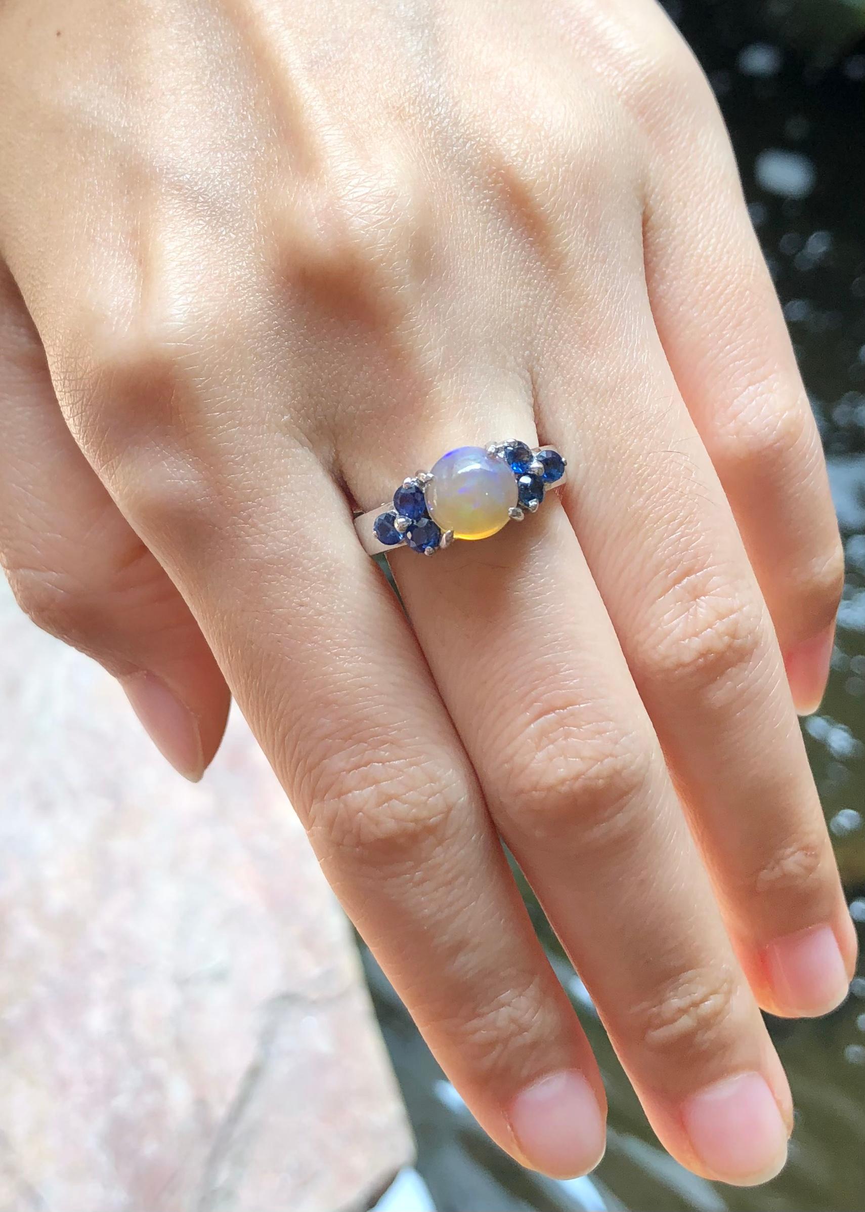 Ring mit blauem Opal und blauem Saphir in Silberfassung (Gemischter Schliff) im Angebot