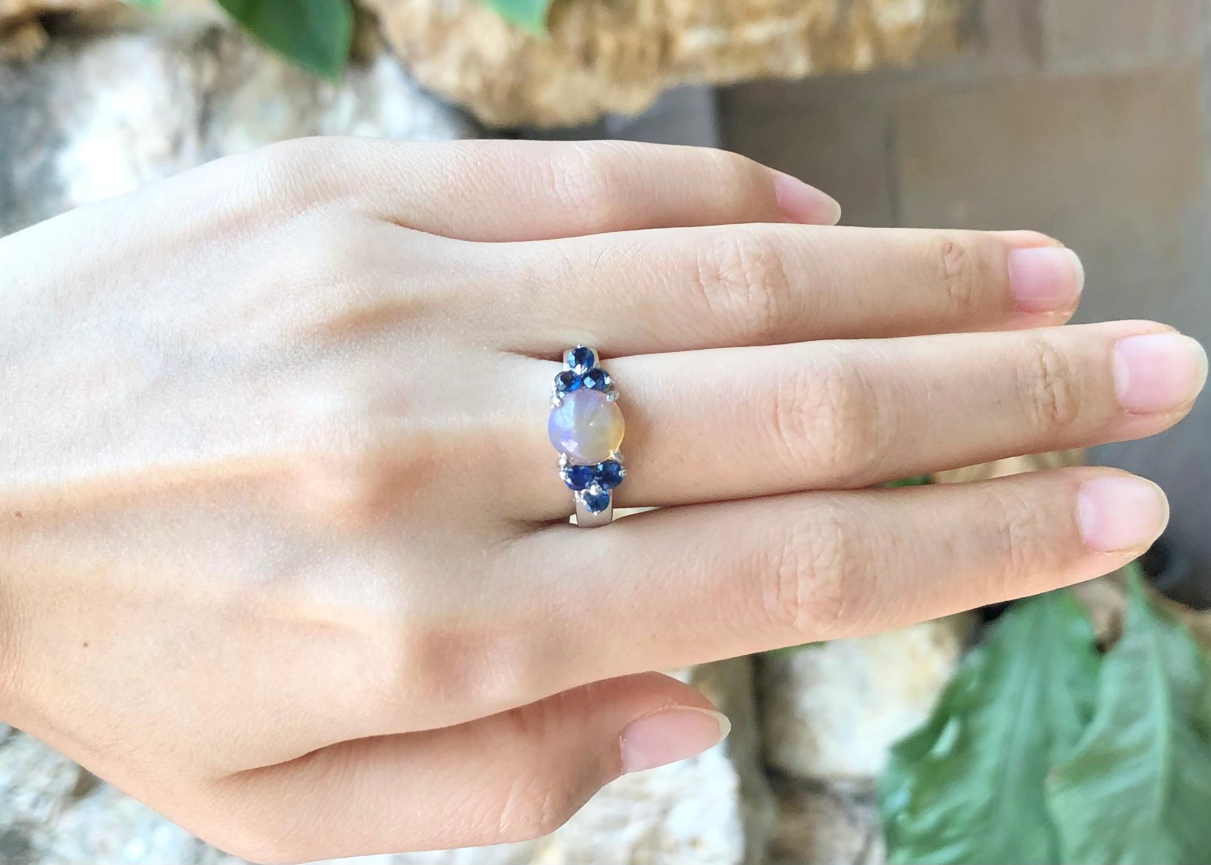 Ring mit blauem Opal und blauem Saphir in Silberfassung Damen im Angebot
