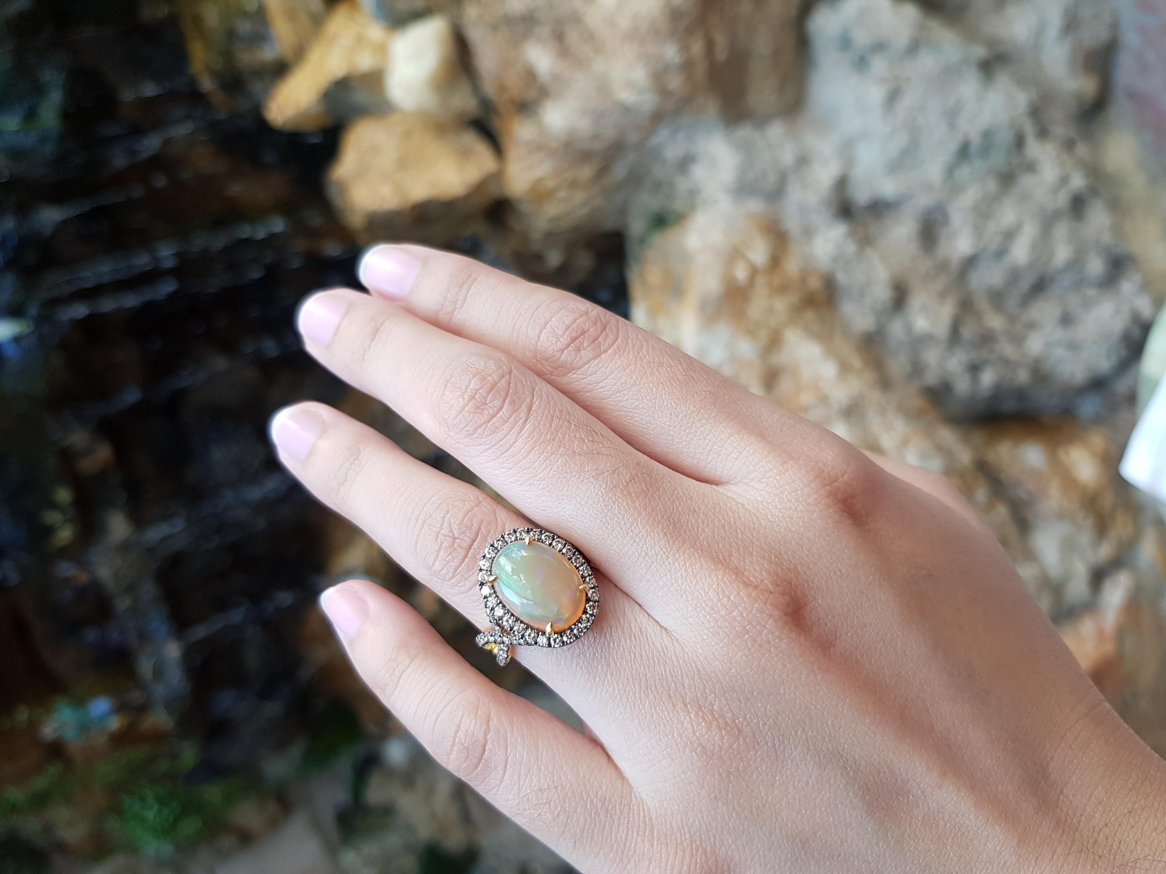 Opal 3,70 Karat mit braunem Diamant 0,83 Karat Ring in 18 Karat Goldfassung 

Breite: 1,5 cm
Länge: 1,8 cm 
Ringgröße: 53

