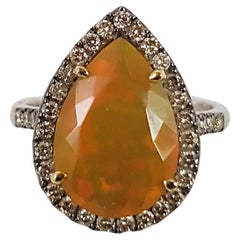 Bague en or blanc 18 carats ornée d'une opale et d'un diamant Brown