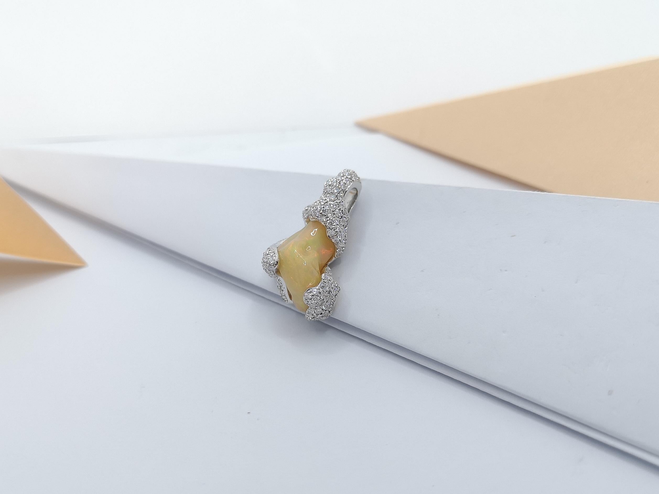Opal mit Diamant-Anhänger in 18 Karat Weißgold gefasst im Angebot 1