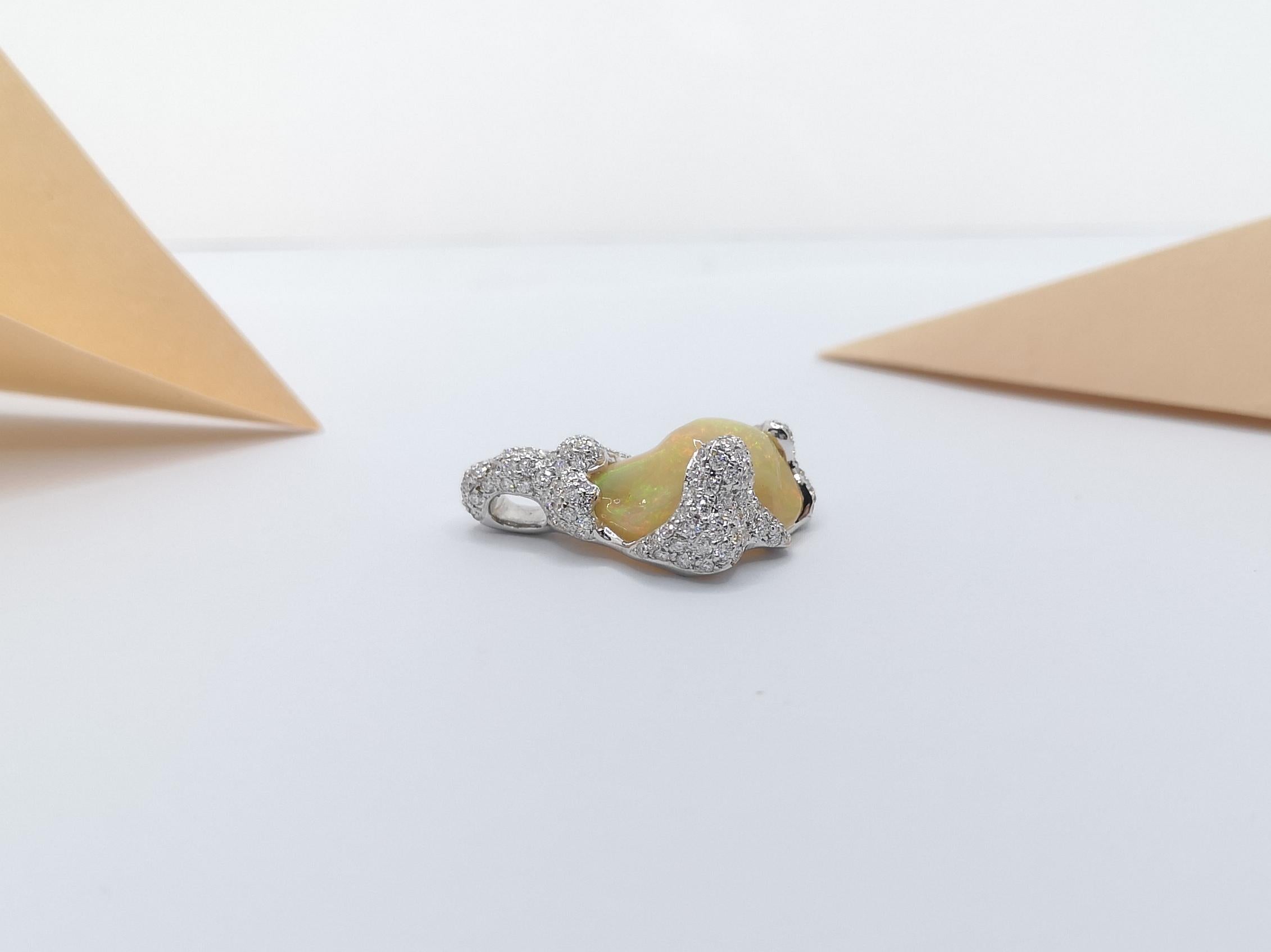 Opal mit Diamant-Anhänger in 18 Karat Weißgold gefasst im Angebot 2