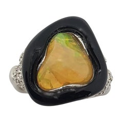 Bague en opale et diamant sertie dans une monture en or blanc 18 carats
