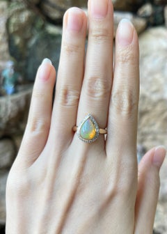 Opal mit Diamantring in 18K Goldfassung