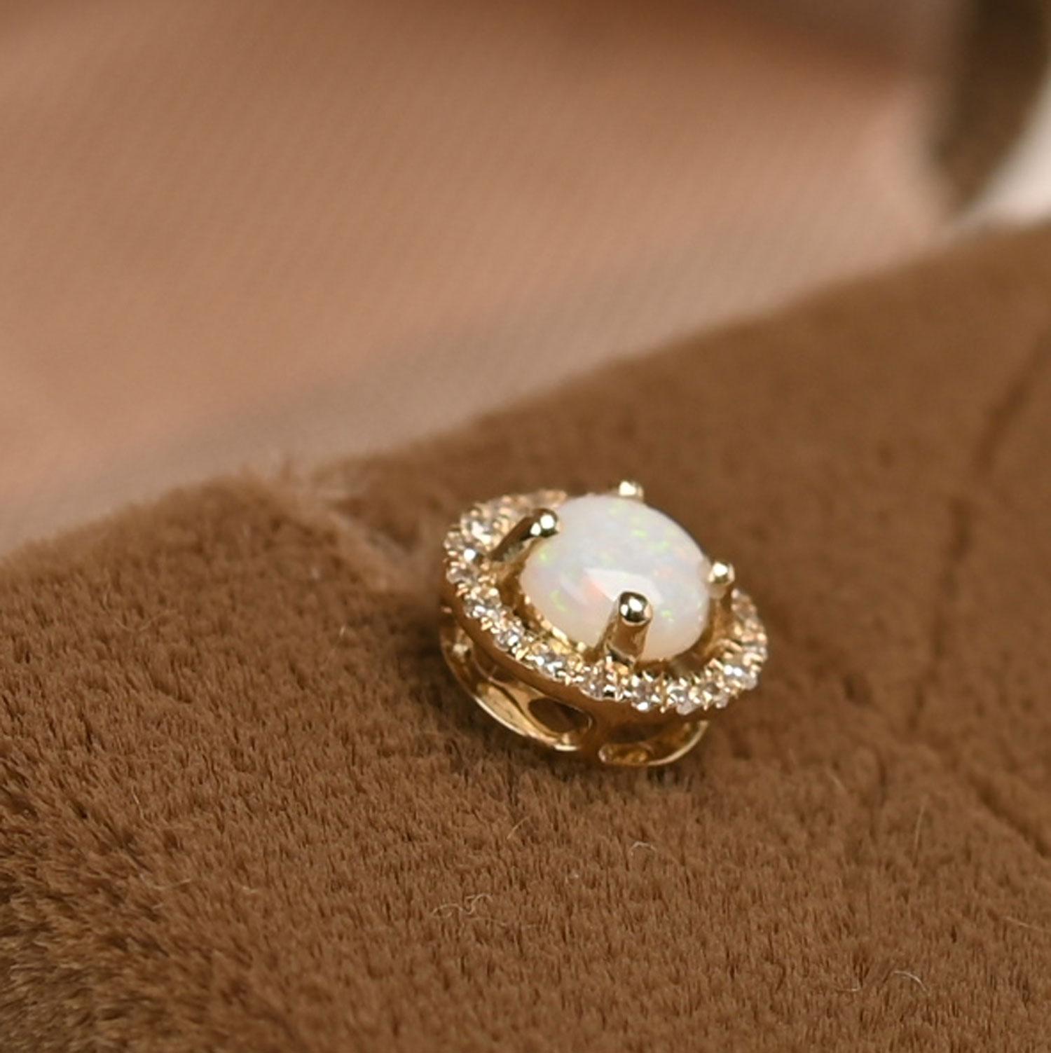 Art déco Boucles d'oreilles en or jaune 14K avec opale et diamants en halo (environ 0,1 carat) en vente