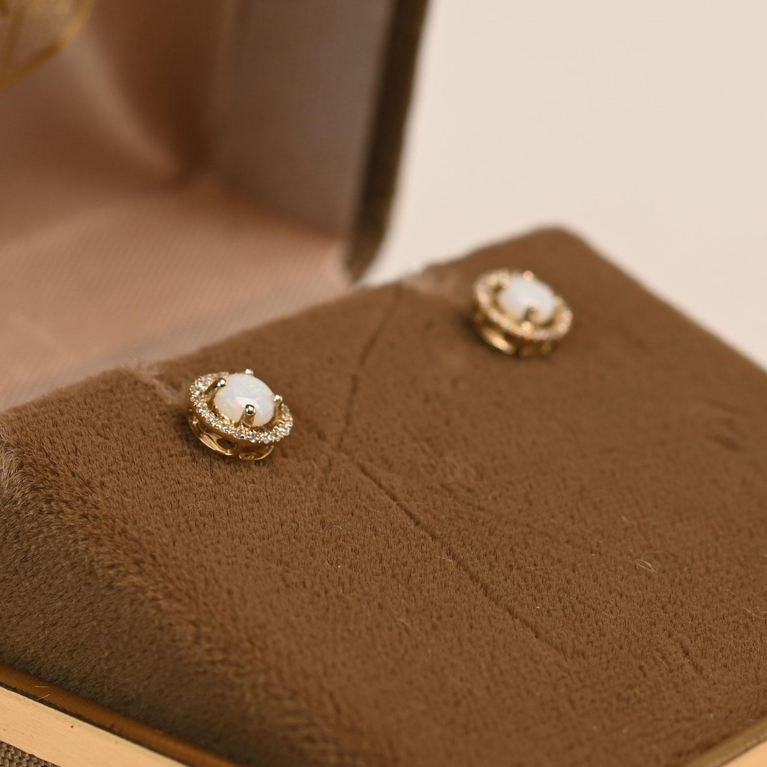 Boucles d'oreilles en or jaune 14K avec opale et diamants en halo (environ 0,1 carat) Excellent état - En vente à New York, NY