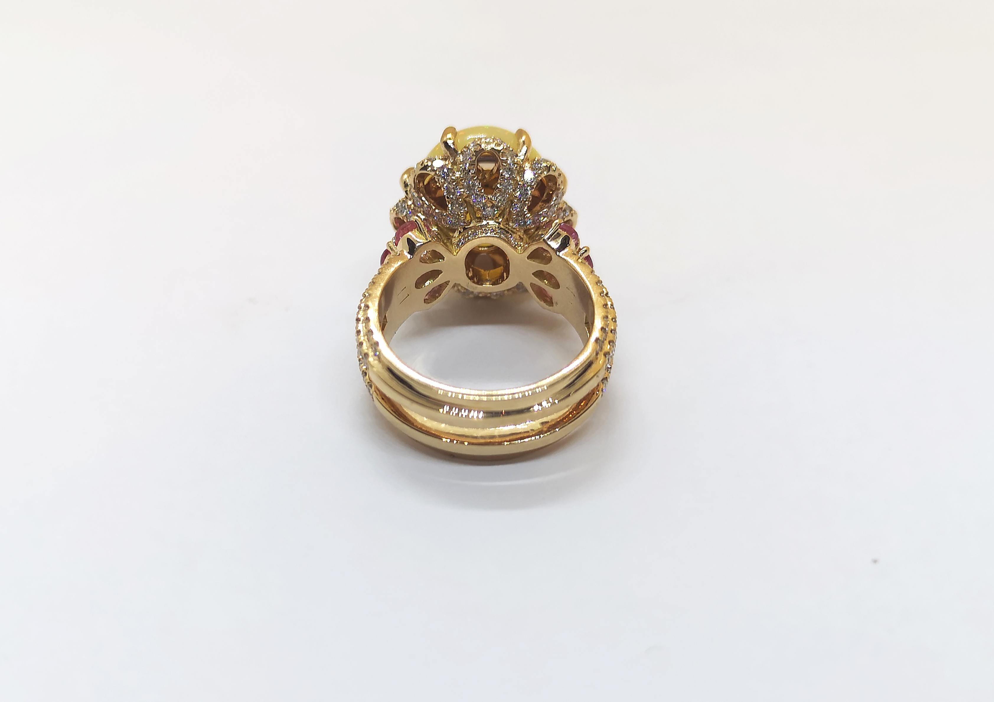 Opal 6,64 Karat mit rosa Saphir 1,50 Karat und braunem Diamant 1,39 Karat Ring in 18 Karat Roségold gefasst 

Breite: 1,8 cm
Länge: 2,0 cm 
Ringgröße: 54

